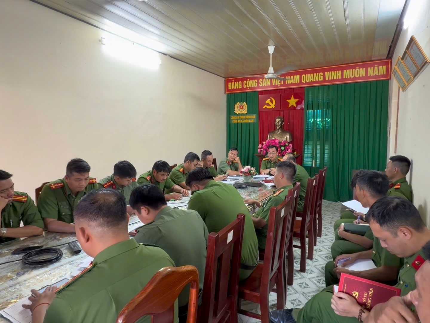 Công an xã Diên Lâm tổ chức nghiên cứu, học tập, quán triệt Nghị quyết số 10-NQ/TW của Bộ Chính trị