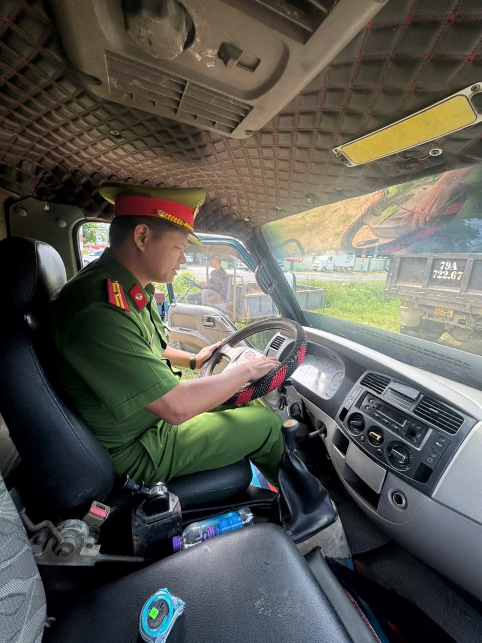 Công an xã Diên Thọ tăng cường rà soát phương tiện vận tải, phòng ngừa vi phạm