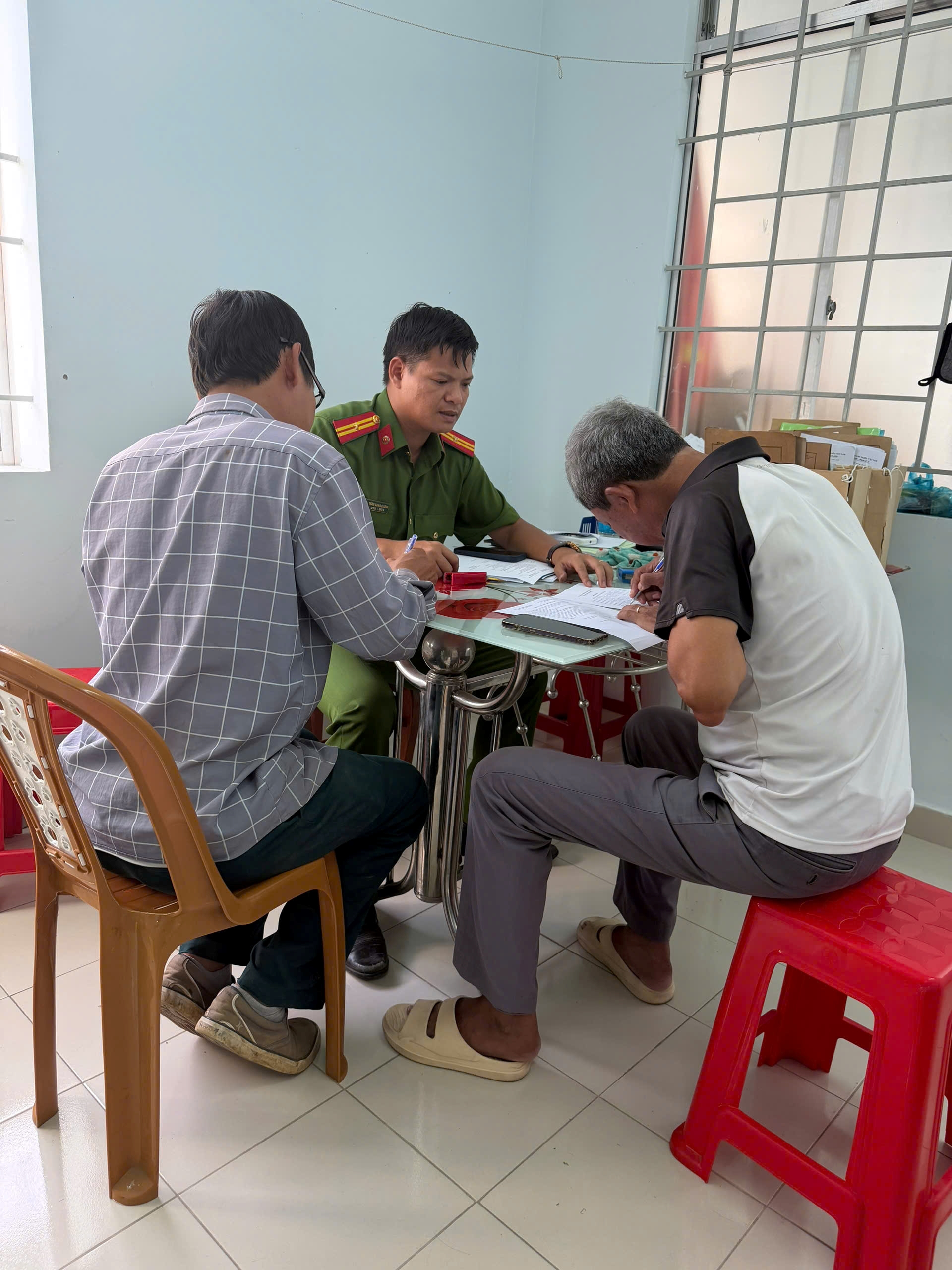 Công an xã Diên Thọ tập trung làm sạch dữ liệu đăng ký, quản lý phương tiện