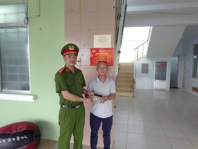 Công an xã Diên Thọ kịp thời xác minh, trao trả tài sản người dân đánh rơi