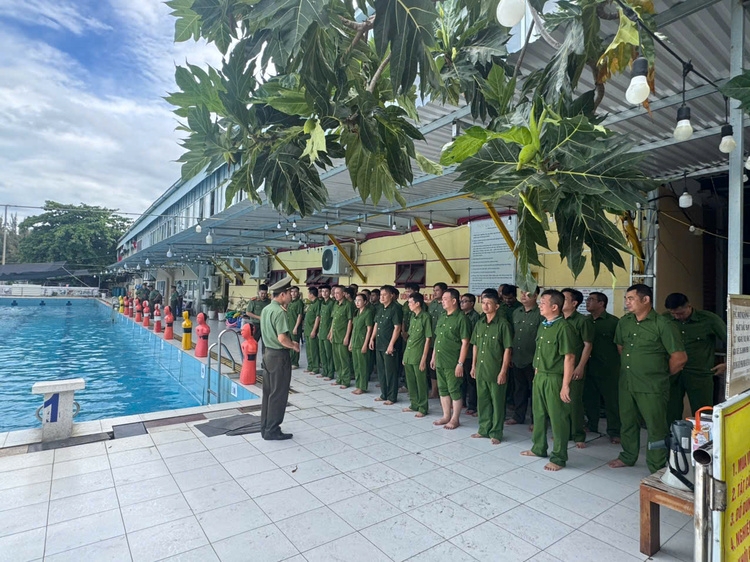 Công an xã Diên Thọ kiểm tra nội dung bơi cứu đuối 50m
