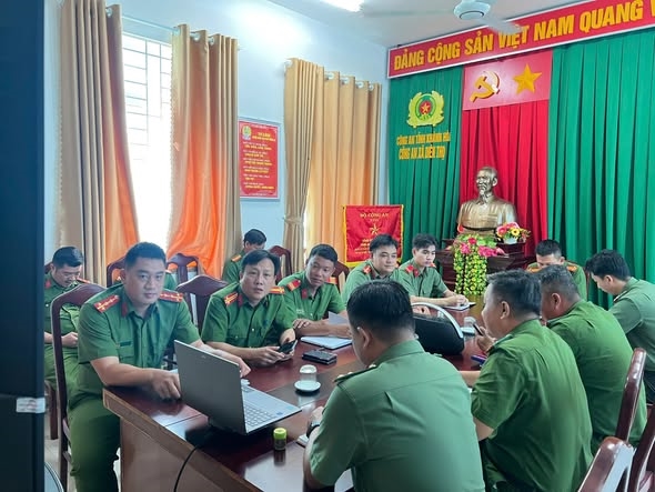 Công an xã Diên Thọ: Nghiêm túc học tập, quán triệt nghị quyết hội nghị lần thứ ba Ban Chấp hành trung ương Đảng khóa XIV