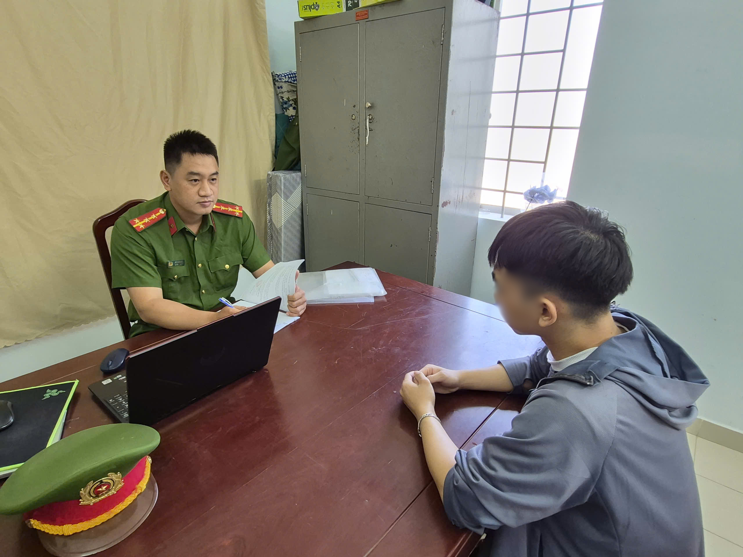 Công an xã Diên Thọ thi hành quyết định đưa người chưa thành niên vào trường giáo dưỡng