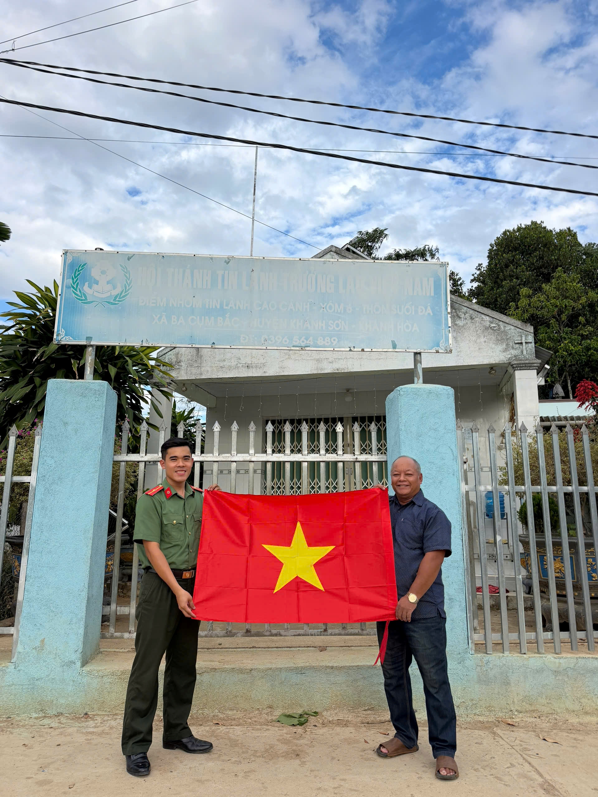 Công an xã Đông Khánh Sơn tặng Cờ Tổ quốc cho các điểm nhóm tôn giáo nhân dịp Quốc khánh 2/9
