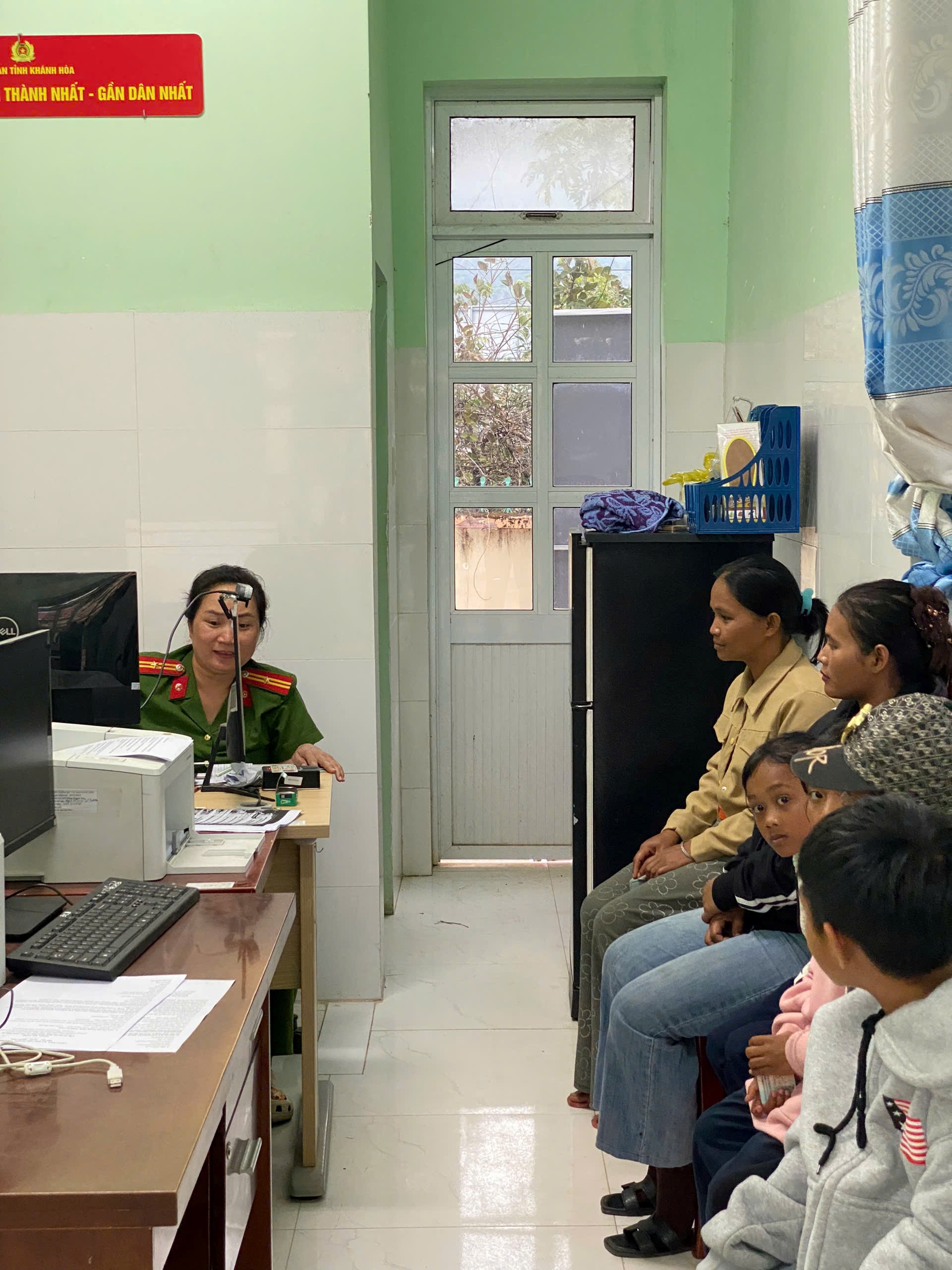 Xã Đông Khánh Sơn đẩy mạnh cấp, kích hoạt định danh điện tử mức 2 cho công dân từ 6 đến 18 tuổi
