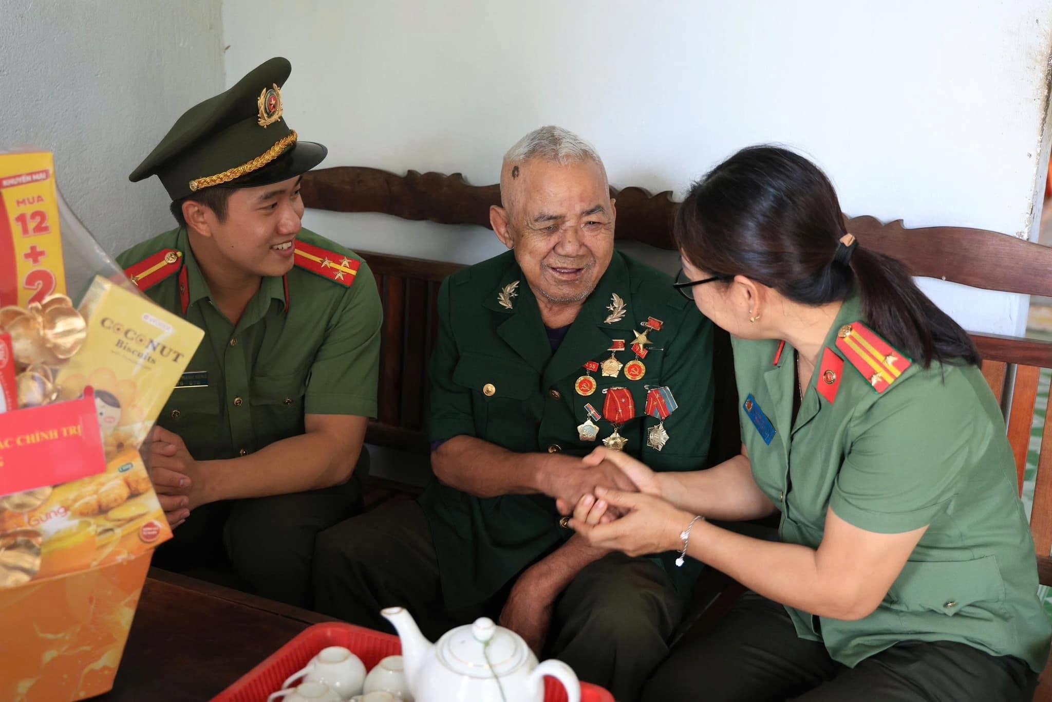 Công an xã Đông Khánh Sơn phối hợp thăm hỏi, tặng quà tri ân người có công với cách mạng