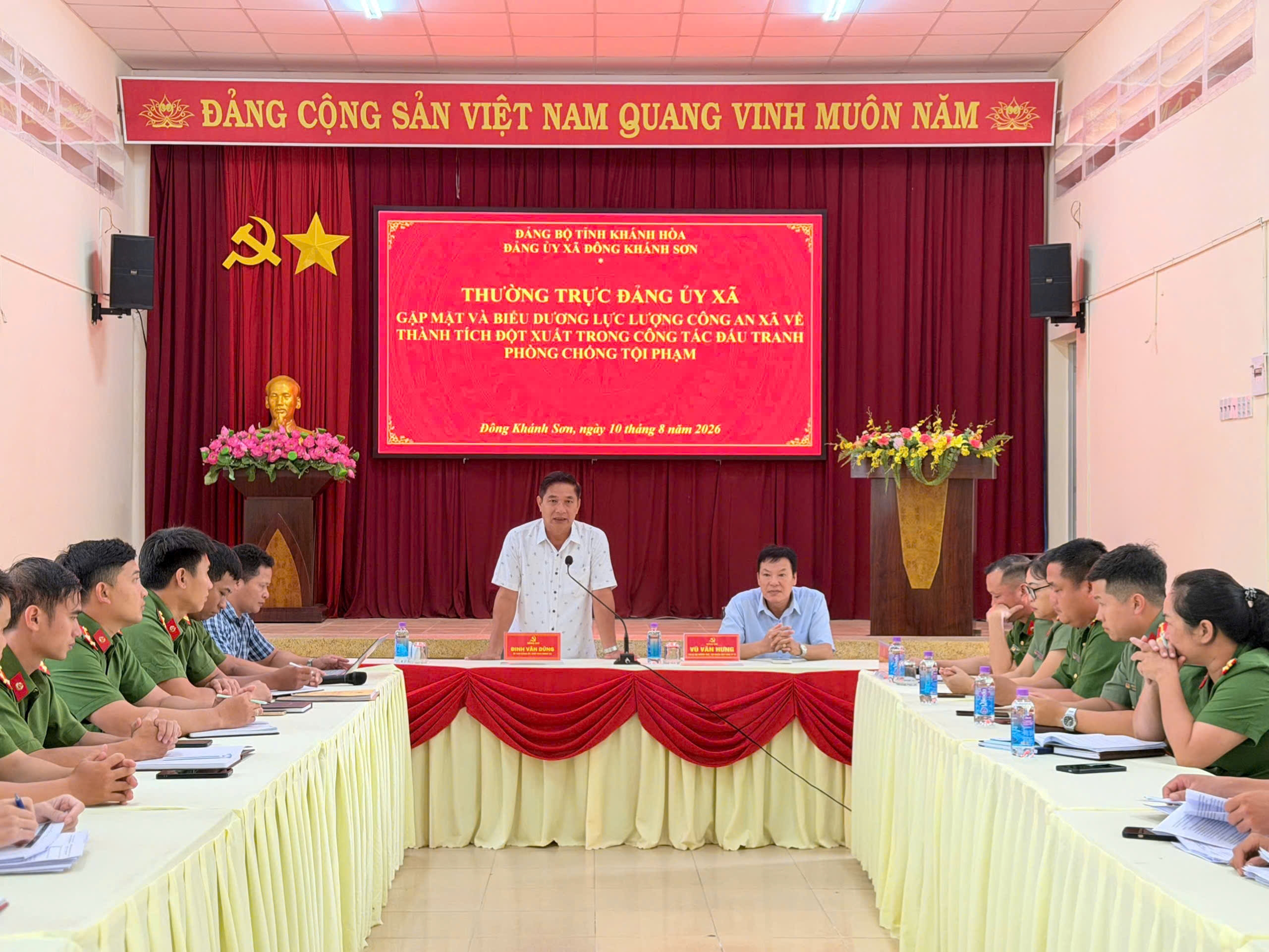 Thường trực Đảng ủy xã gặp mặt và biểu dương lực lượng Công an xã Đông Khánh Sơn có thành tích đột xuất trong công tác đấu tranh phòng chống tội phạm