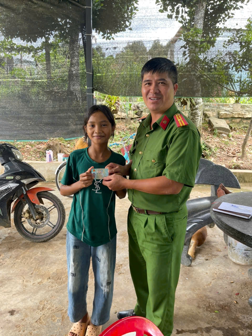 Công an xã Đông Khánh Sơn hưởng ứng phong trào thi đua “Ba nhất”, vì Nhân dân phục vụ