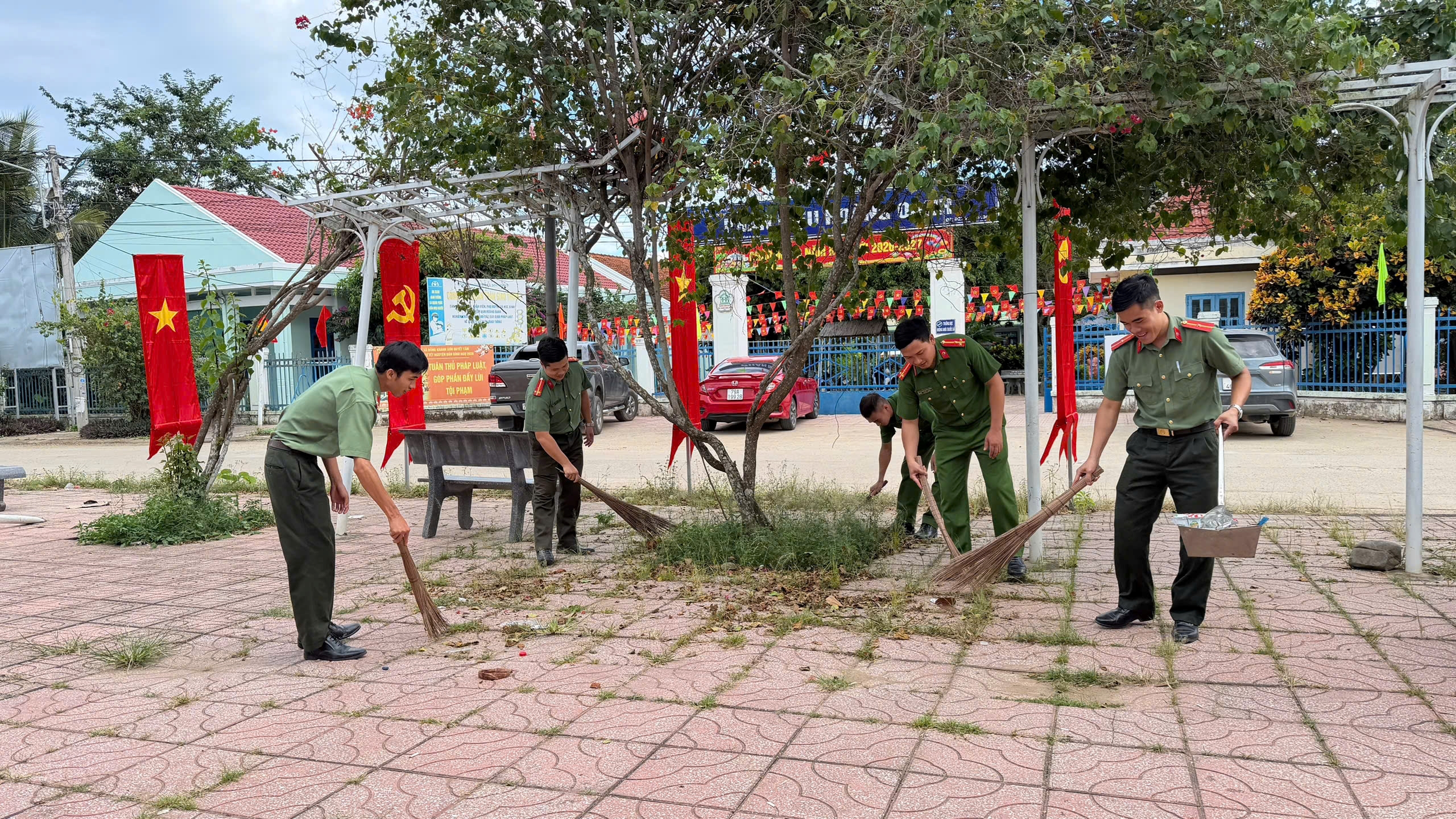 Chi đoàn Công an xã Đông Khánh Sơn hưởng ứng ngày cao điểm “tình nguyện chung tay xây dựng nông thôn mới”