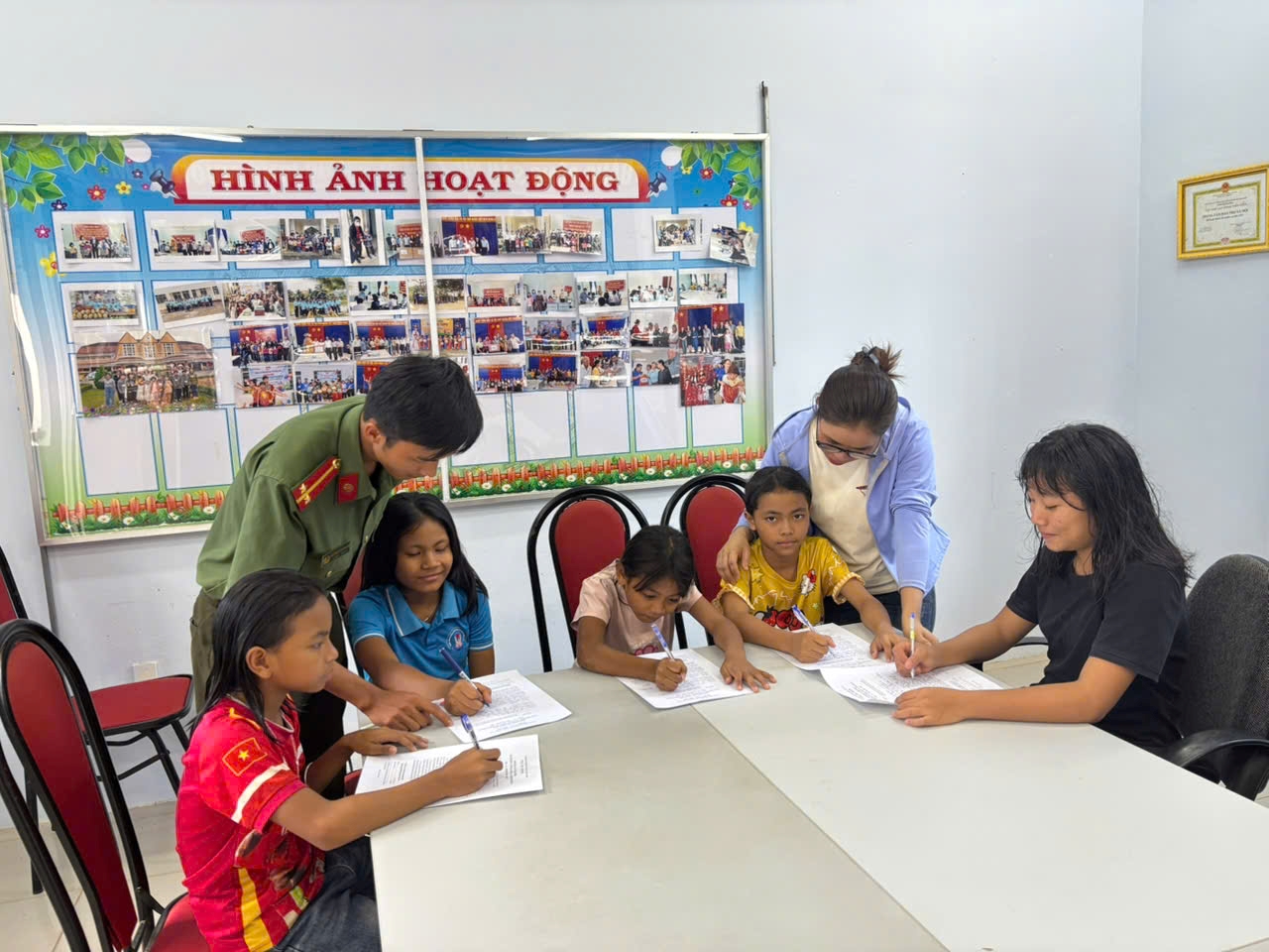 Công an xã Đông Khánh Sơn phối hợp hỗ trợ học sinh có hoàn cảnh khó khăn đăng ký tuyển sinh vào Trường Văn hóa CAND V
