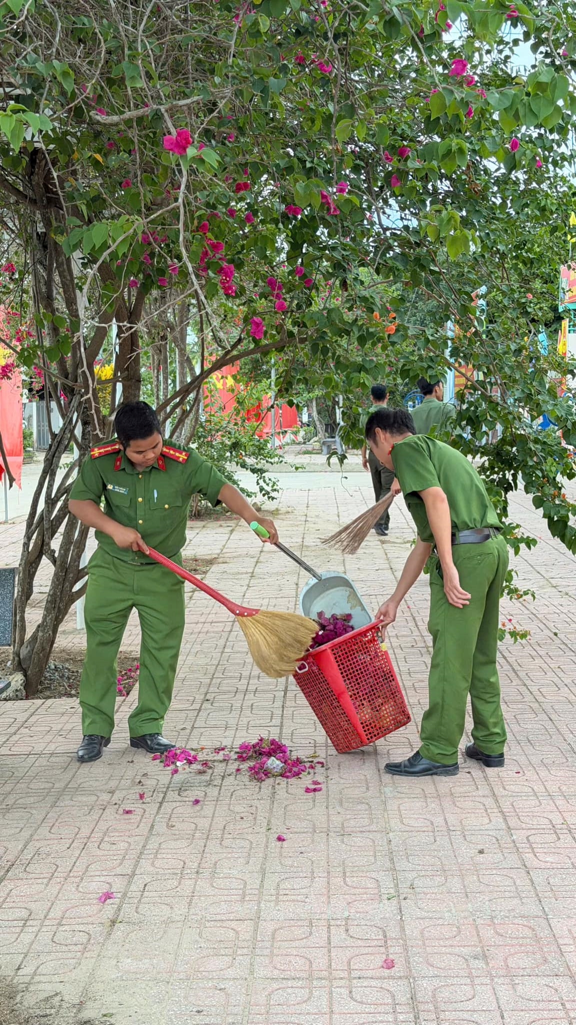 Chi đoàn Công an xã Đông Khánh Sơn ra quân “ngày chủ nhật xanh”