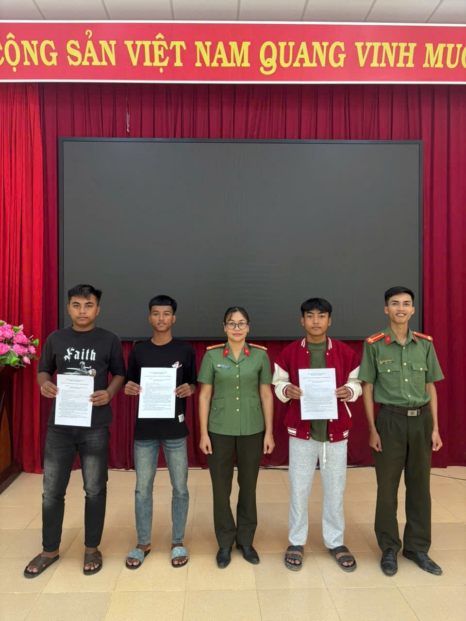 Công an xã Đông Khánh Sơn đã tiếp nhận đơn đăng ký tham gia nghĩa vụ Công an nhân dân năm 2027