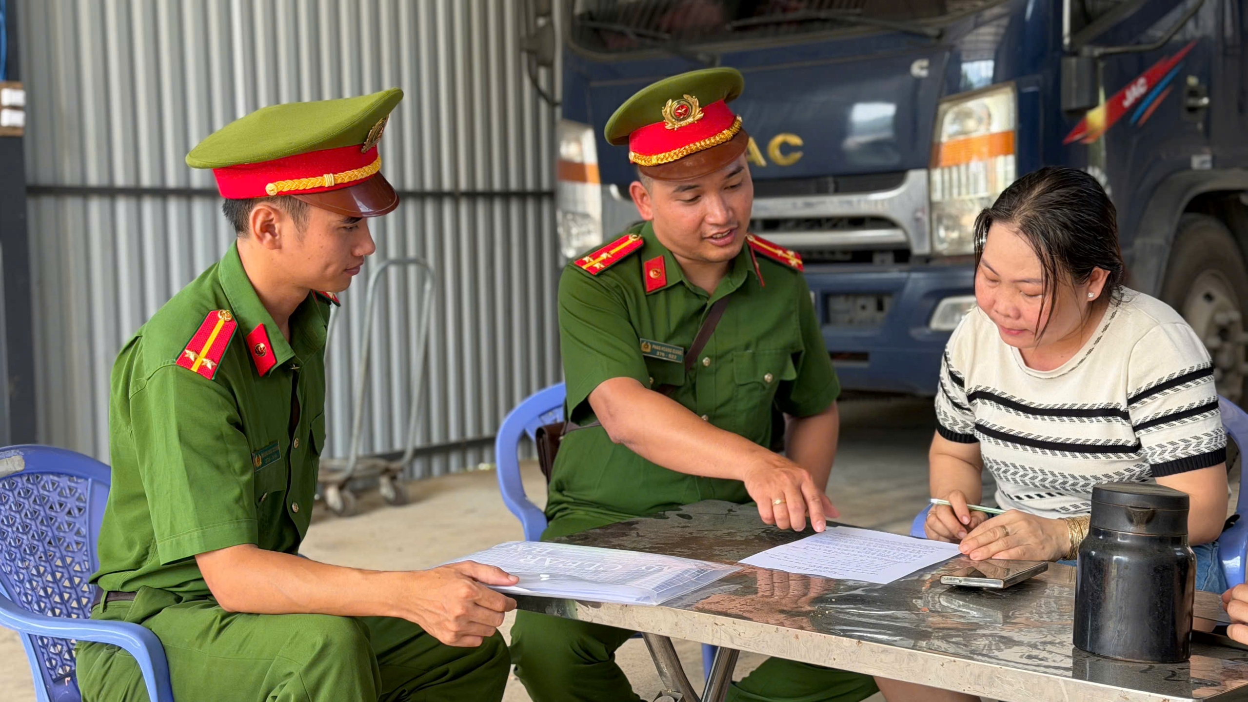 Công an xã Đông Khánh Sơn tăng cường phòng ngừa tội phạm trong mùa thu hoạch sầu riêng năm 2026
