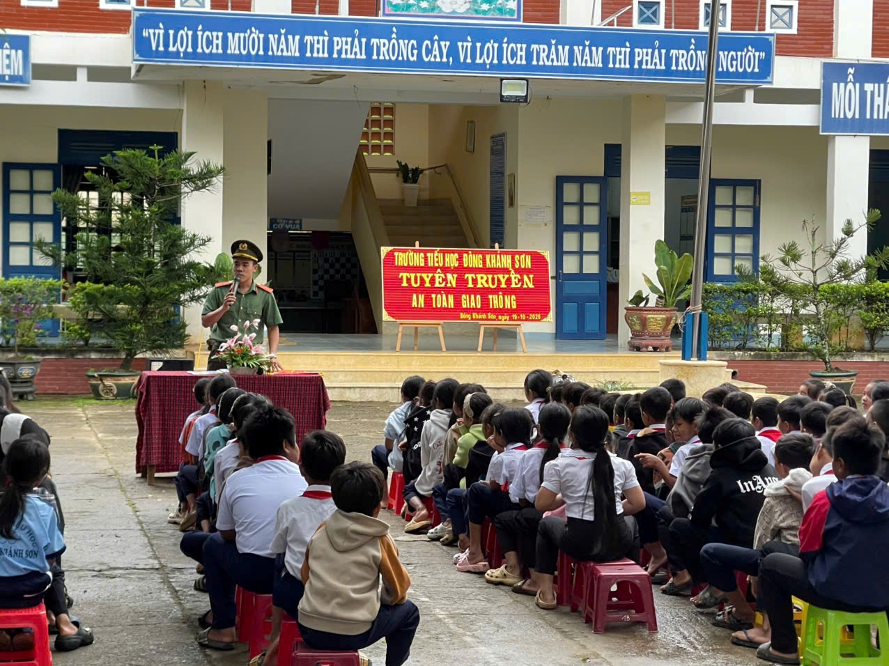 Công an xã Đông Khánh Sơn phối hợp tuyên truyền, nâng cao ý thức chấp hành pháp luật về giao thông cho học sinh Trường Tiểu học Đông Khánh Sơn