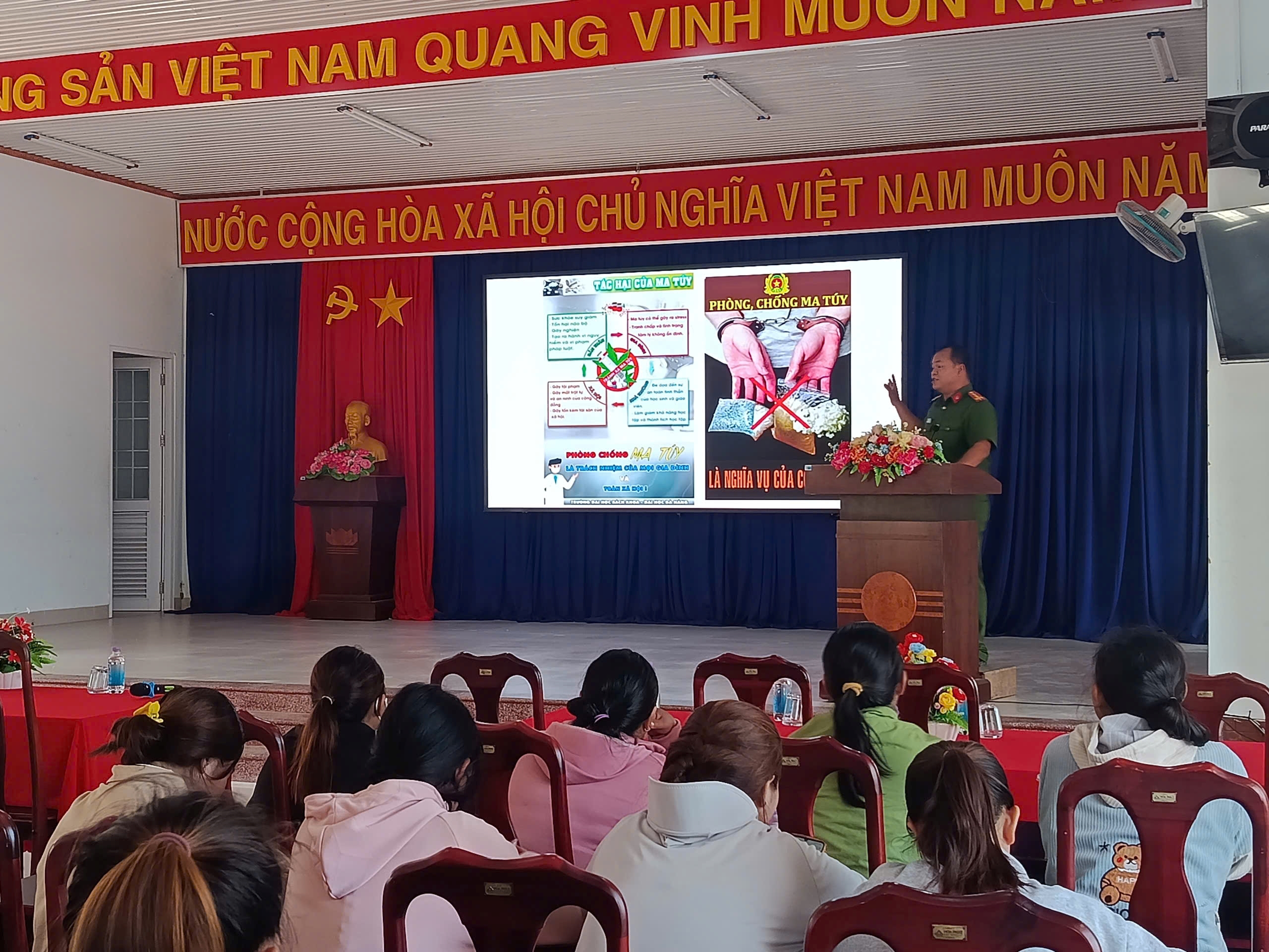 Công an xã Đông Khánh Sơn tuyên truyền, phổ biến, giáo dục pháp luật cho hội viên phụ nữ và các mô hình tổ truyền thông cộng đồng trên địa bàn xã