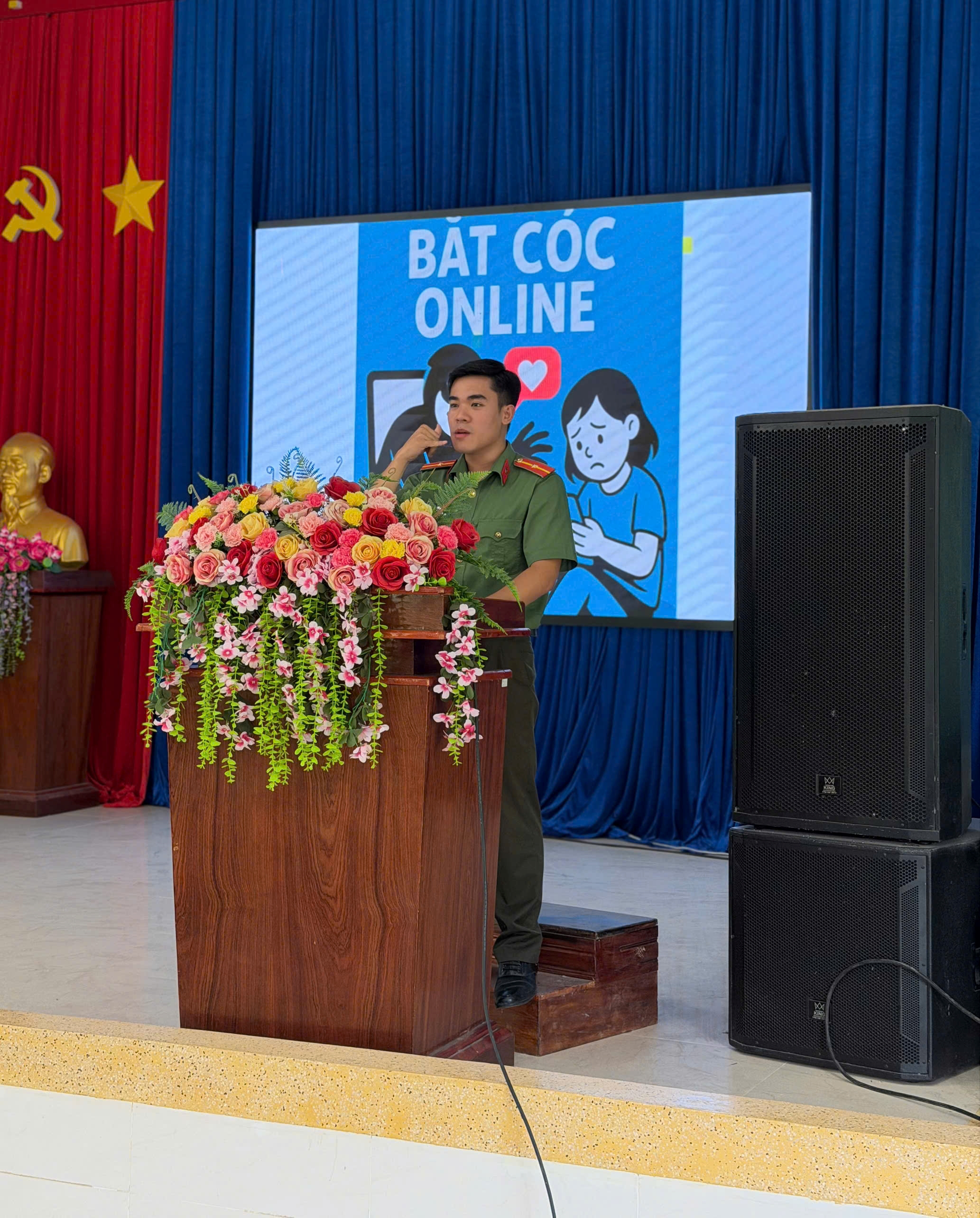 Công an xã Đông Khánh Sơn tuyên truyền pháp luật, nâng cao kỹ năng phòng, chống tin giả cho học sinh