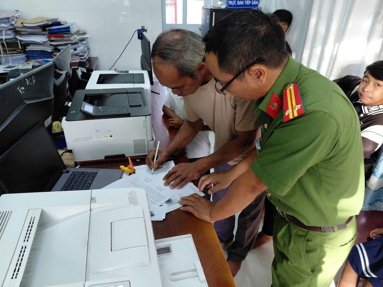 Công an xã Đông Khánh Sơn tiếp tục đẩy mạnh công tác cấp căn cước, định danh điện tử