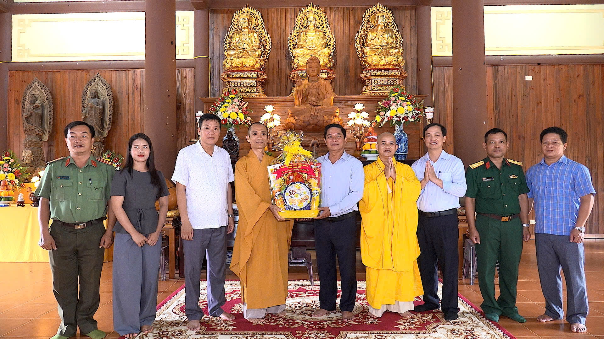 Đoàn công tác của Thường trực Đảng ủy xã tổ chức thăm, gặp gỡ, chúc mừng và tặng quà các chức sắc, phật tử tại Chùa Khánh Sơn