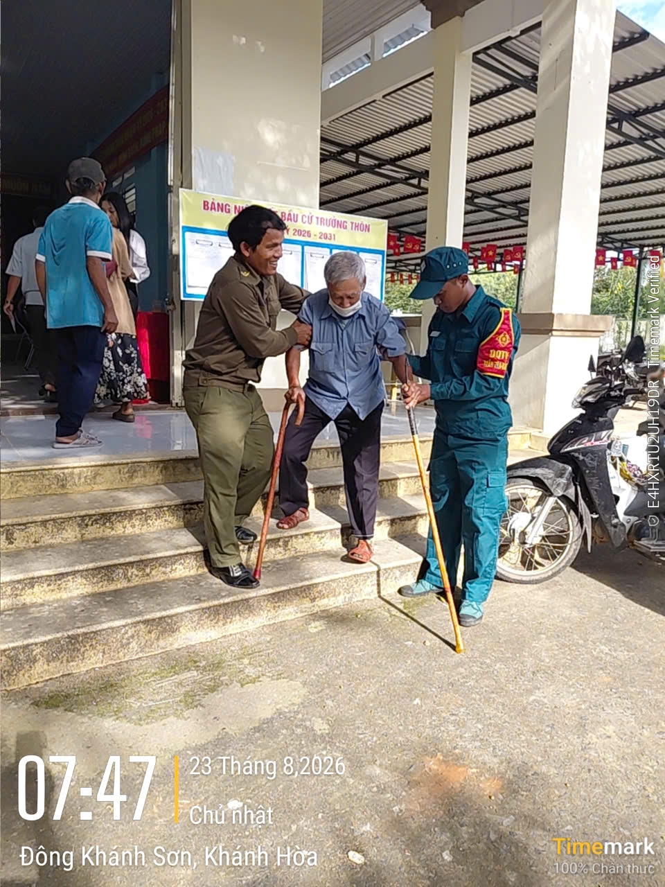 Công an xã Đông Khánh Sơn triển khai lực lượng bảo đảm an ninh, an toàn cuộc bầu cử trưởng thôn nhiệm kỳ 2026 - 2031