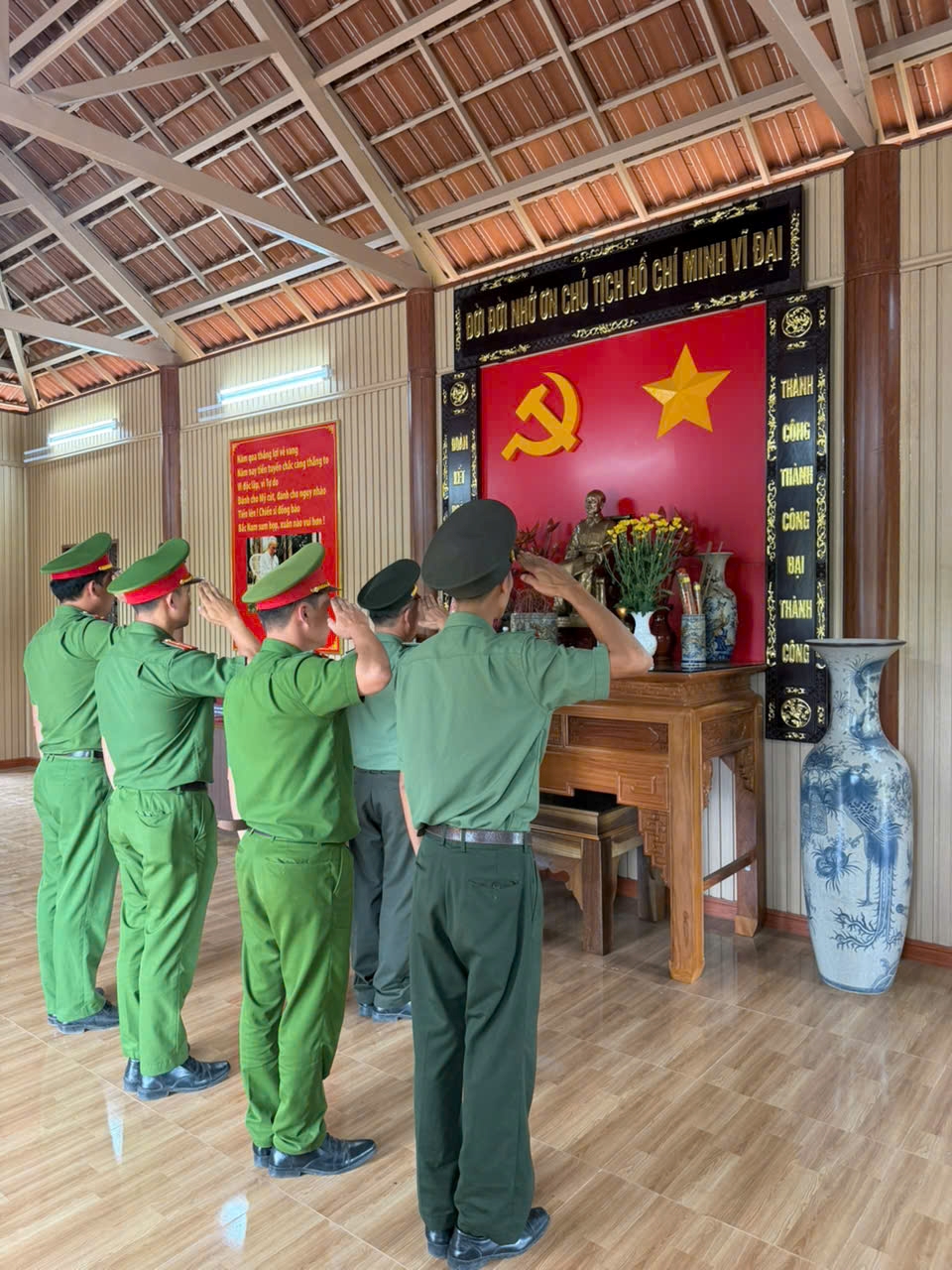Công an xã Đông Khánh Sơn dâng hương Chủ tịch Hồ Chí Minh nhân dịp Quốc khánh 02/9