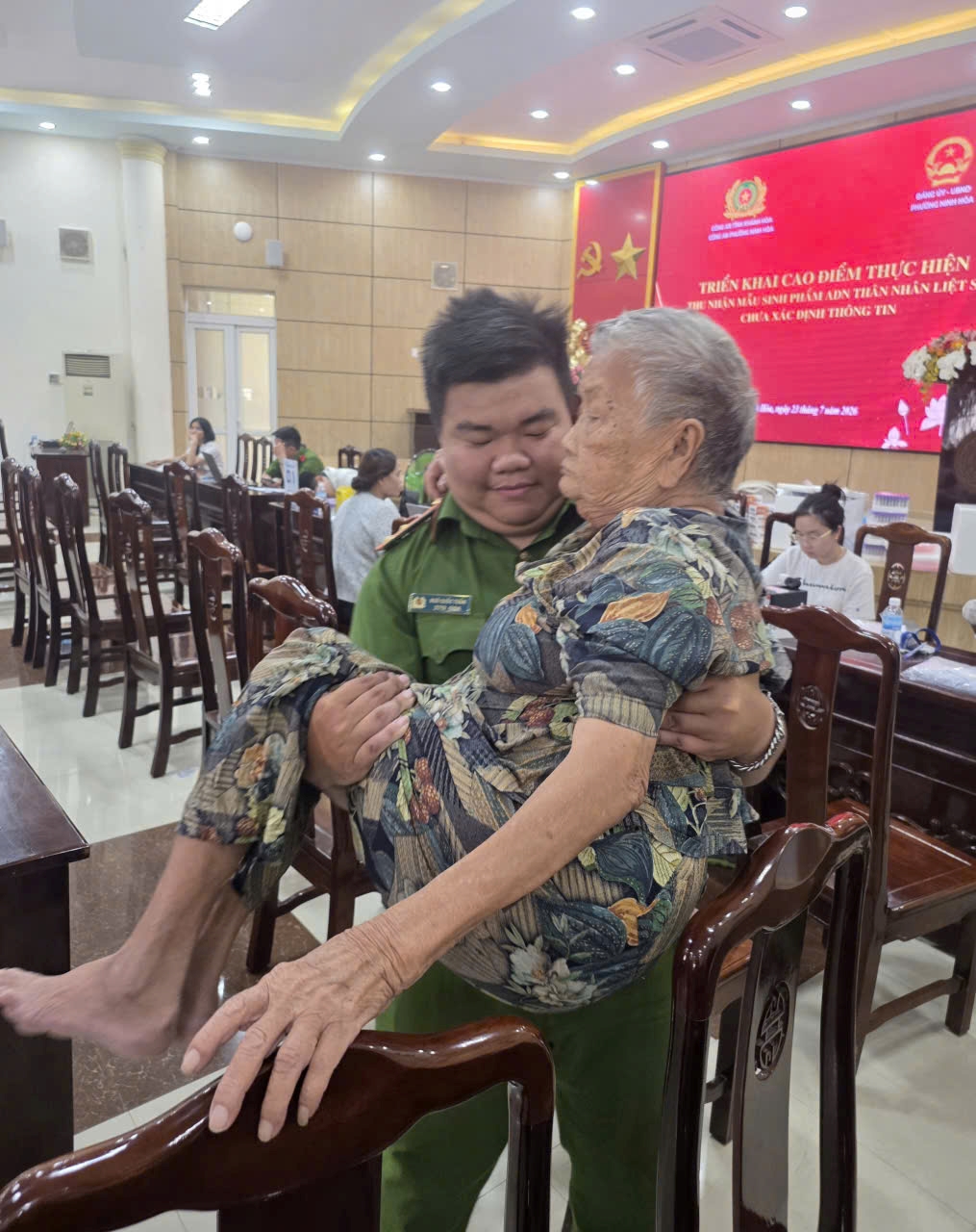 Công an xã Hòa Trí phối hợp thu nhận mẫu ADN cho thân nhân liệt sĩ với tinh thần “3 nhất”