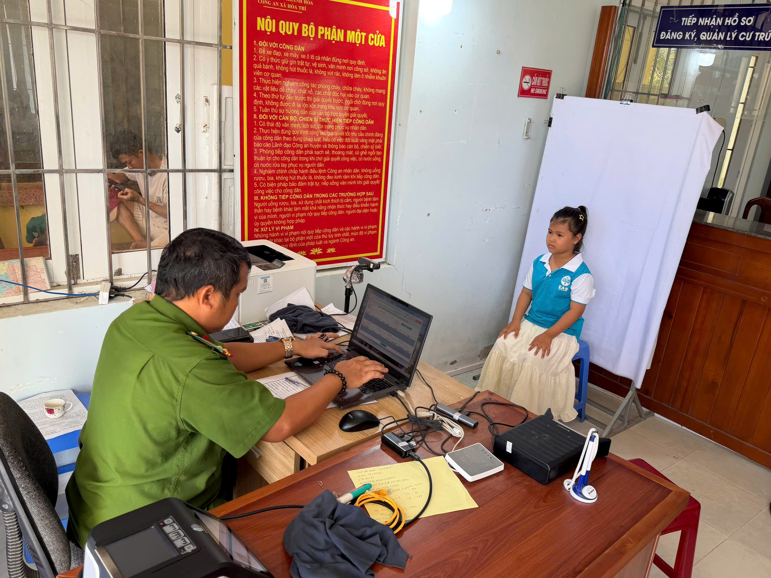 Công an xã Hòa Trí - Nhộn nhịp công dân nhí làm căn cước xuyên kỳ nghỉ lễ 02/9