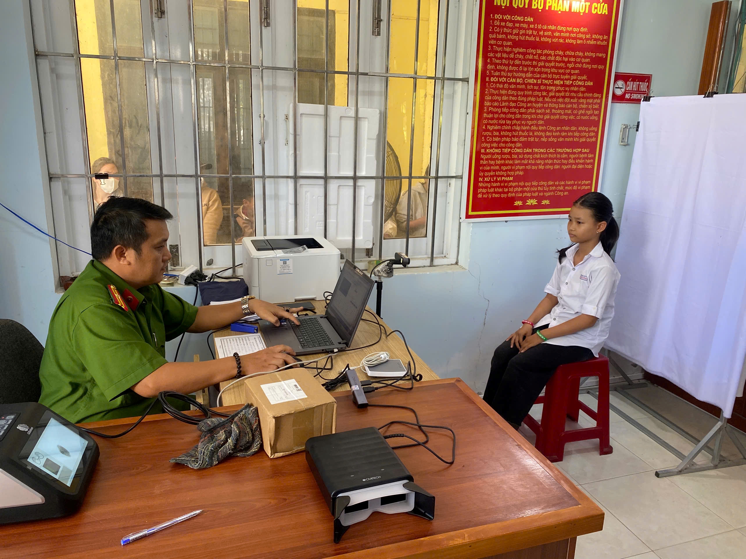 Công an xã Hòa Trí tất bật ngày đầu triển khai cấp Căn cước tại cơ sở