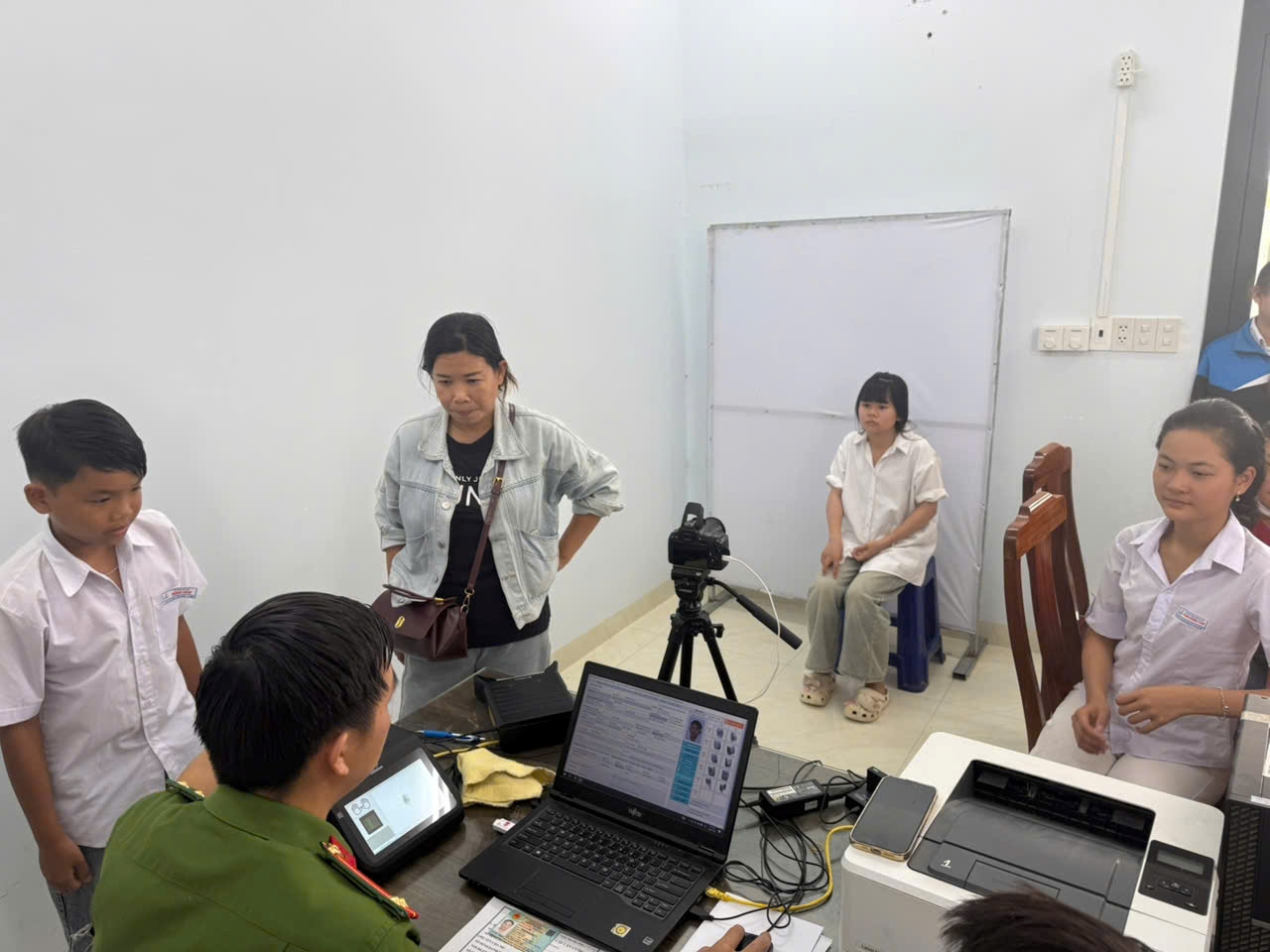 Công an xã Hòa Trí phát huy vai trò nòng cốt trong công tác cấp căn cước và định danh điện tử cho học sinh