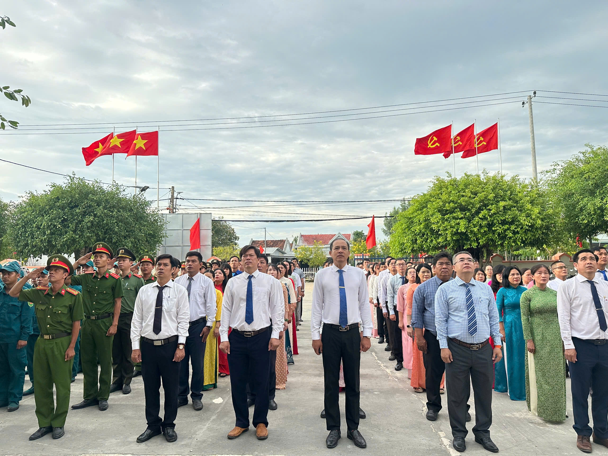 Công an xã Hòa Trí chủ trì báo cáo sinh hoạt chính trị tư tưởng tại Lễ chào cờ đầu tháng 9 năm 2026 của Đảng ủy xã Hòa Trí
