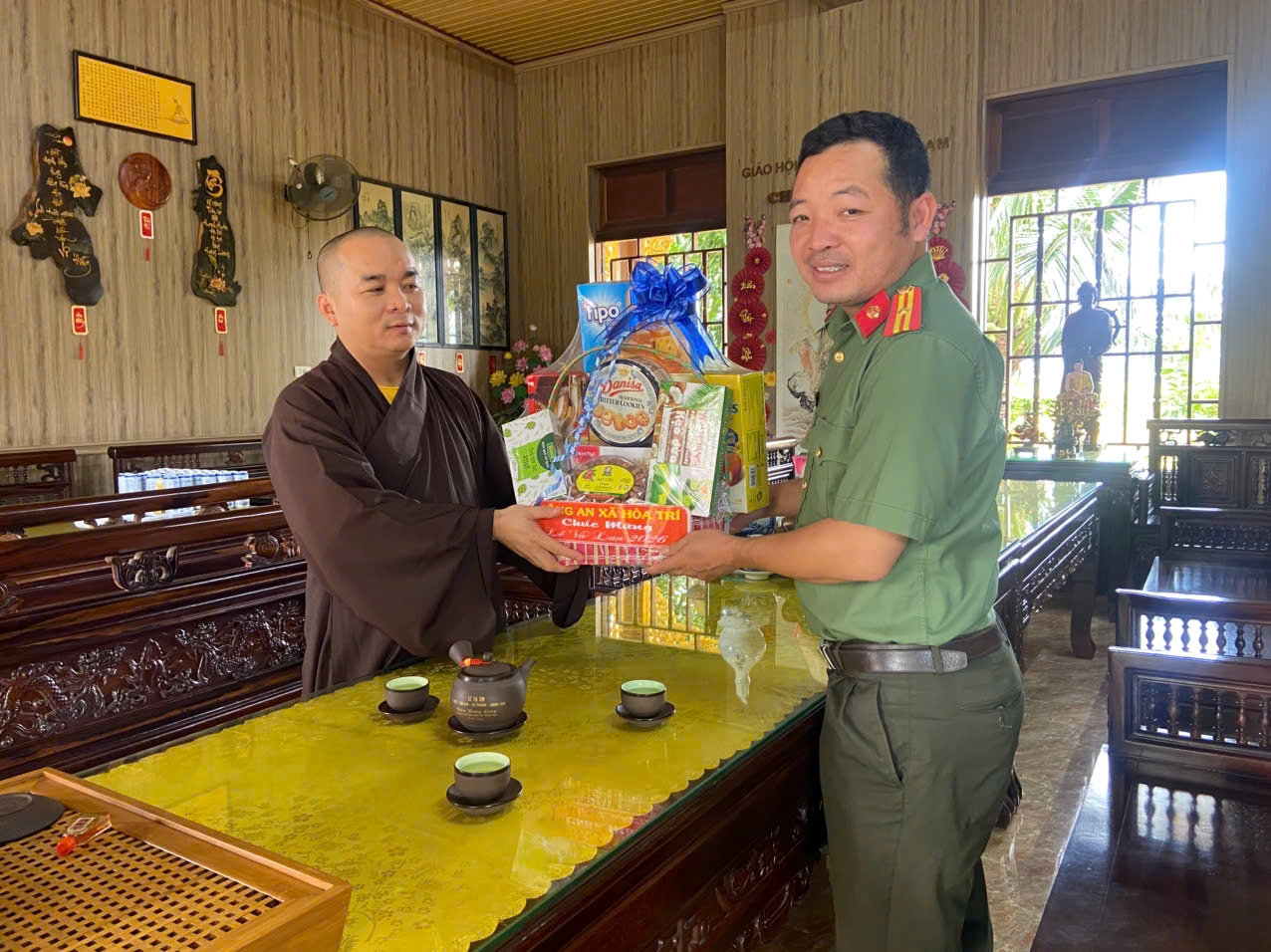 Công an xã Hòa Trí thăm, tặng quà các cơ sở Phật giáo nhân dịp Đại lễ Vu lan báo hiếu
