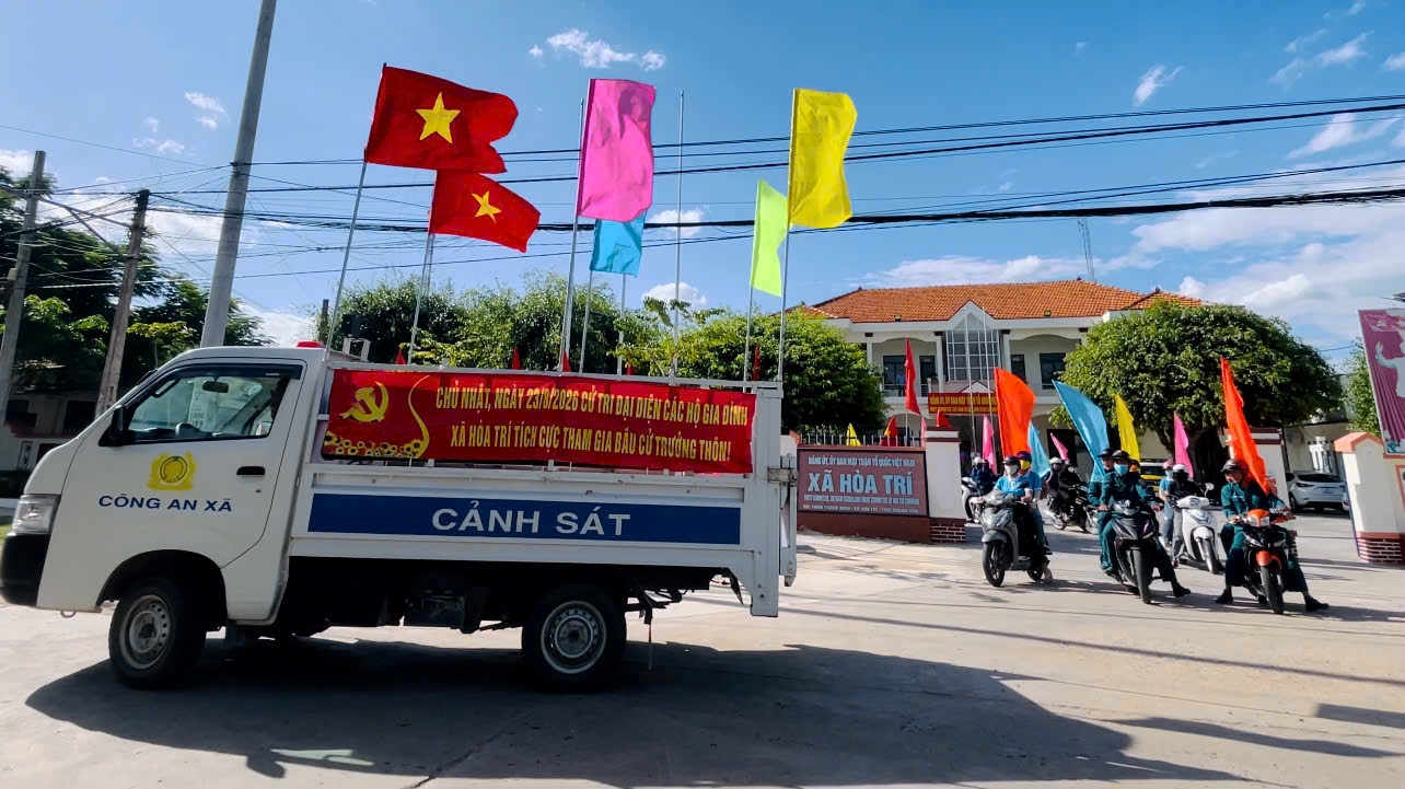 Công an xã Hòa Trí phối hợp ra quân tuyên truyền lưu động trên các tuyến đường về cuộc bầu cử Trưởng thôn nhiệm kỳ 2026 – 2031