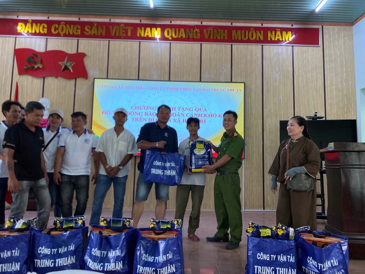 Ấm áp nghĩa tình - Công an xã Hòa Trí phối hợp tặng quà cho đồng bào khó khăn nhân dịp Lễ 02/9