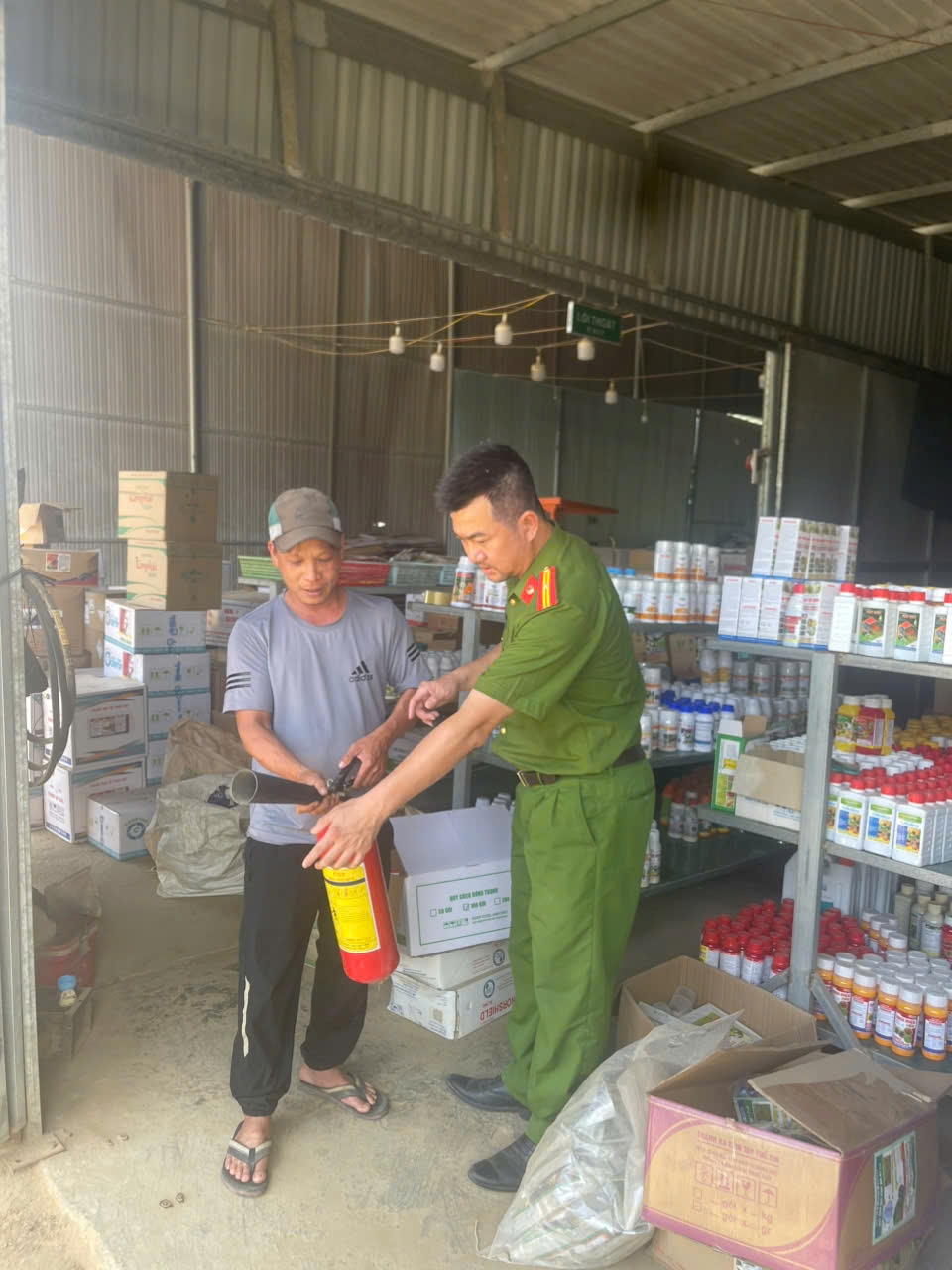 Công an xã Khánh Sơn tăng cường kiểm tra, tuyên truyền đảm bảo an toàn phòng cháy, chữa cháy mùa nắng nóng