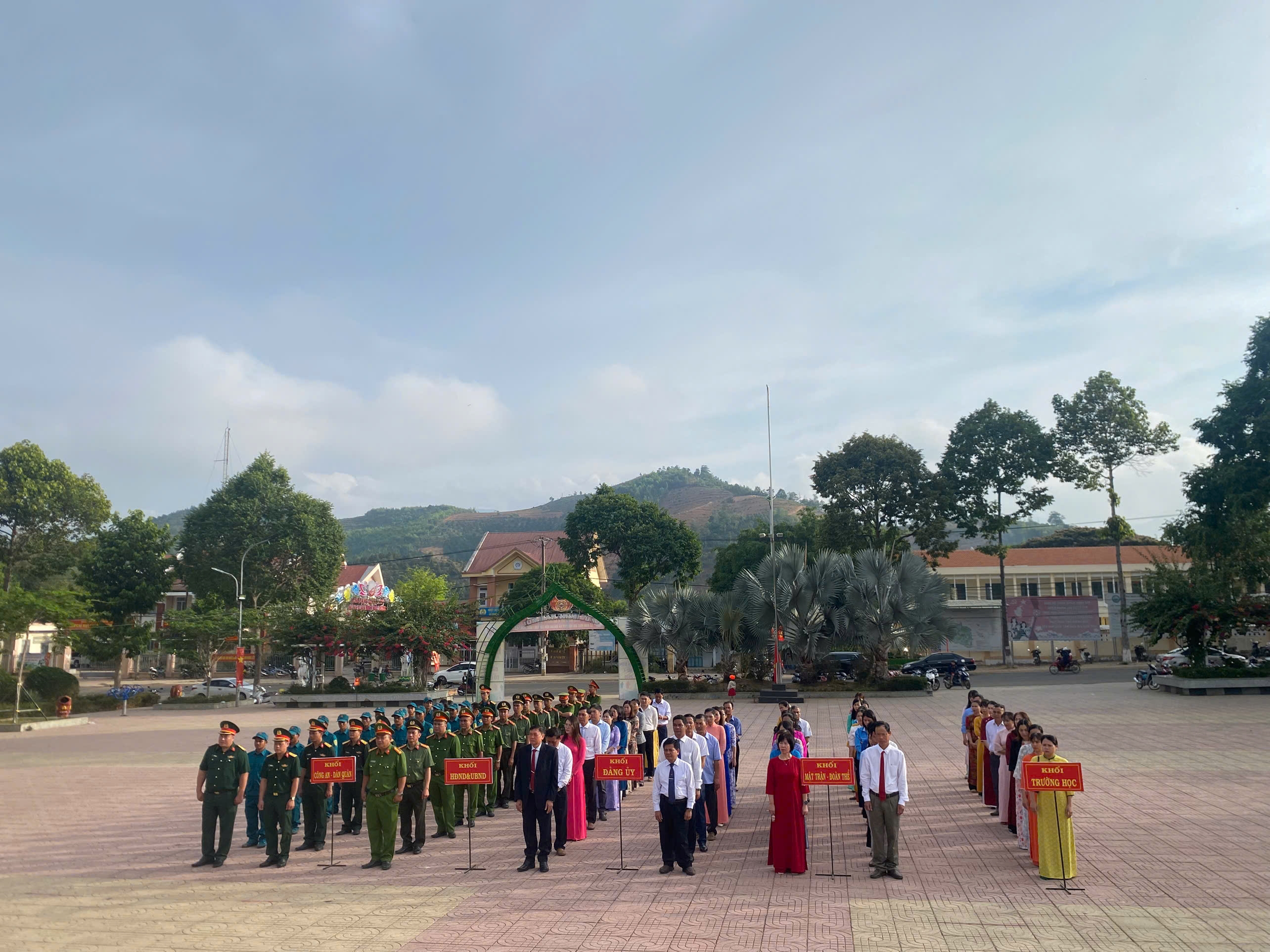 Công an xã Khánh Sơn tham dự lễ chào cờ tháng 5/2026