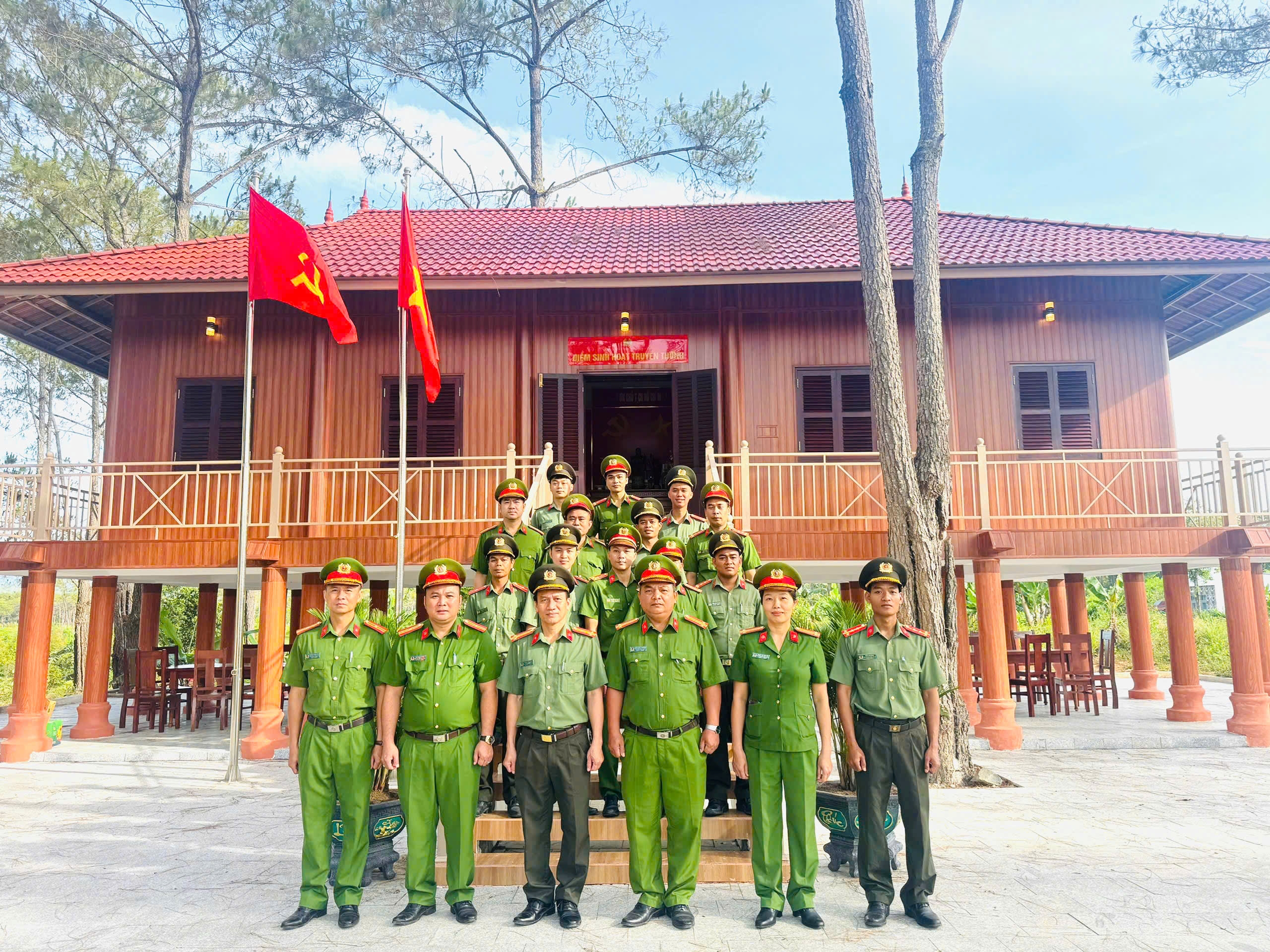Công an xã Khánh Sơn tổ chức sinh hoạt chính trị kỷ niệm 136 năm Ngày sinh Chủ tịch Hồ Chí Minh (19/5/1890 - 19/5/2026)