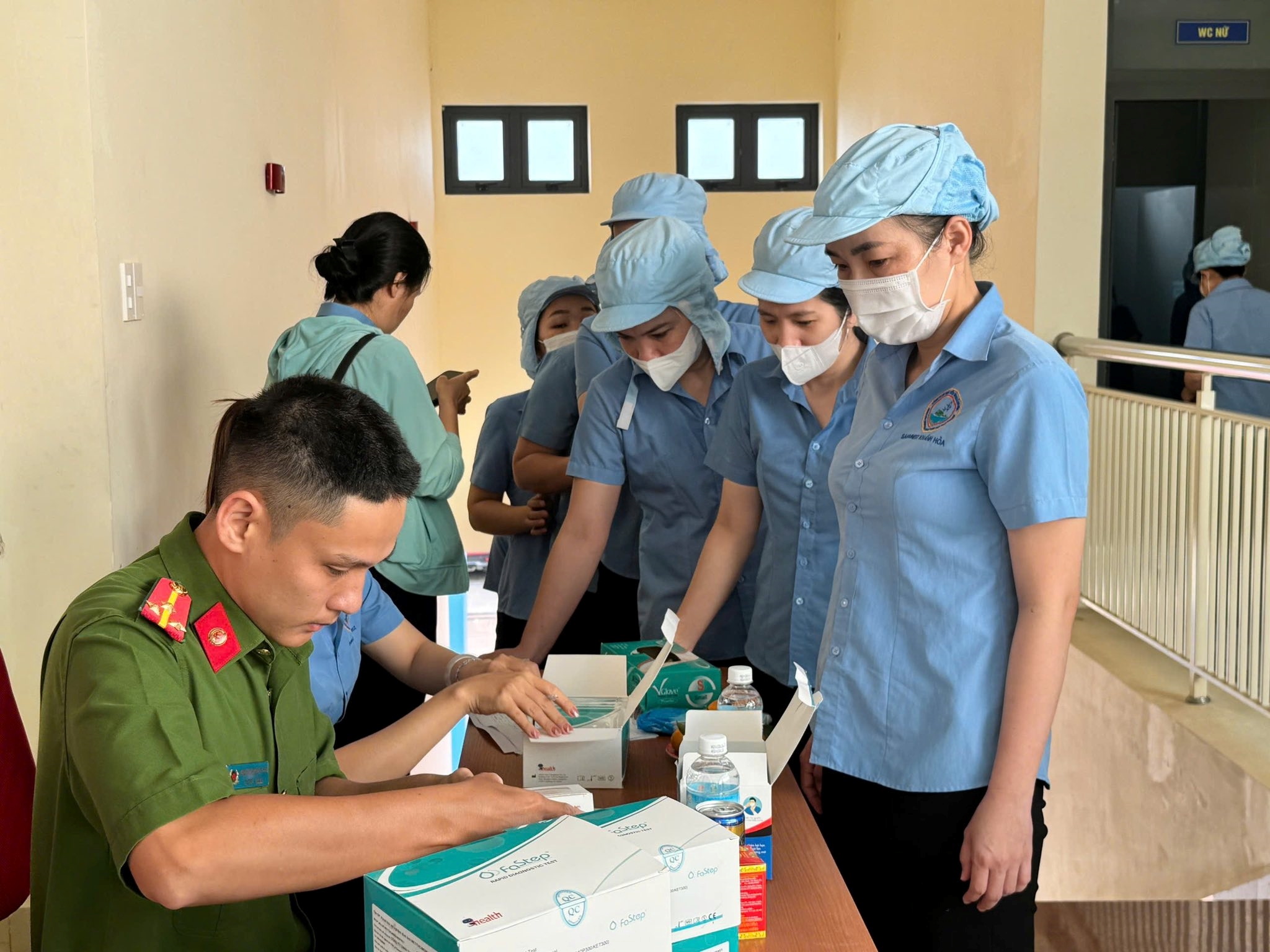 Công an xã Khánh Vĩnh tổ chức xét nghiệm ma túy tại Cụm công nghiệp Sông Cầu