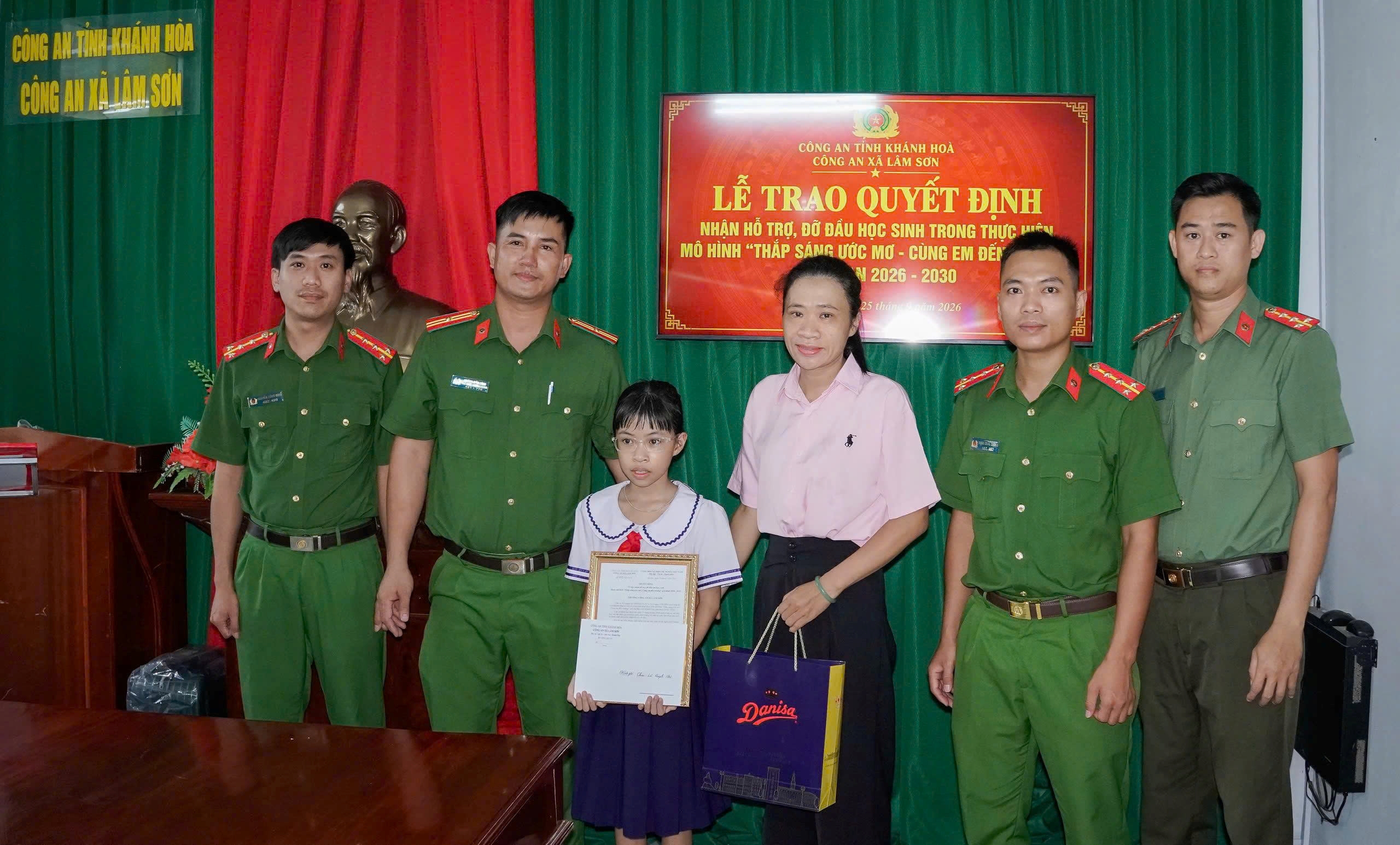 Công an xã Lâm Sơn tiếp bước chương trình Thắp sáng ước mơ - cùng em đến trường