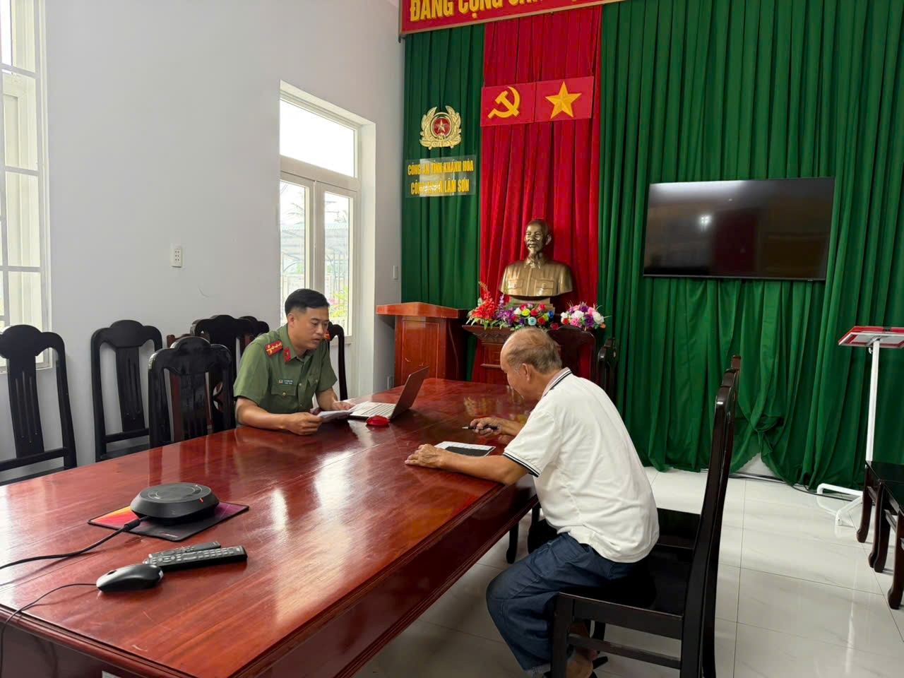Công an xã Lâm Sơn làm việc với trường hợp bình luận, tương tác với các trang mạng có nội dung chống Đảng, Nhà nước