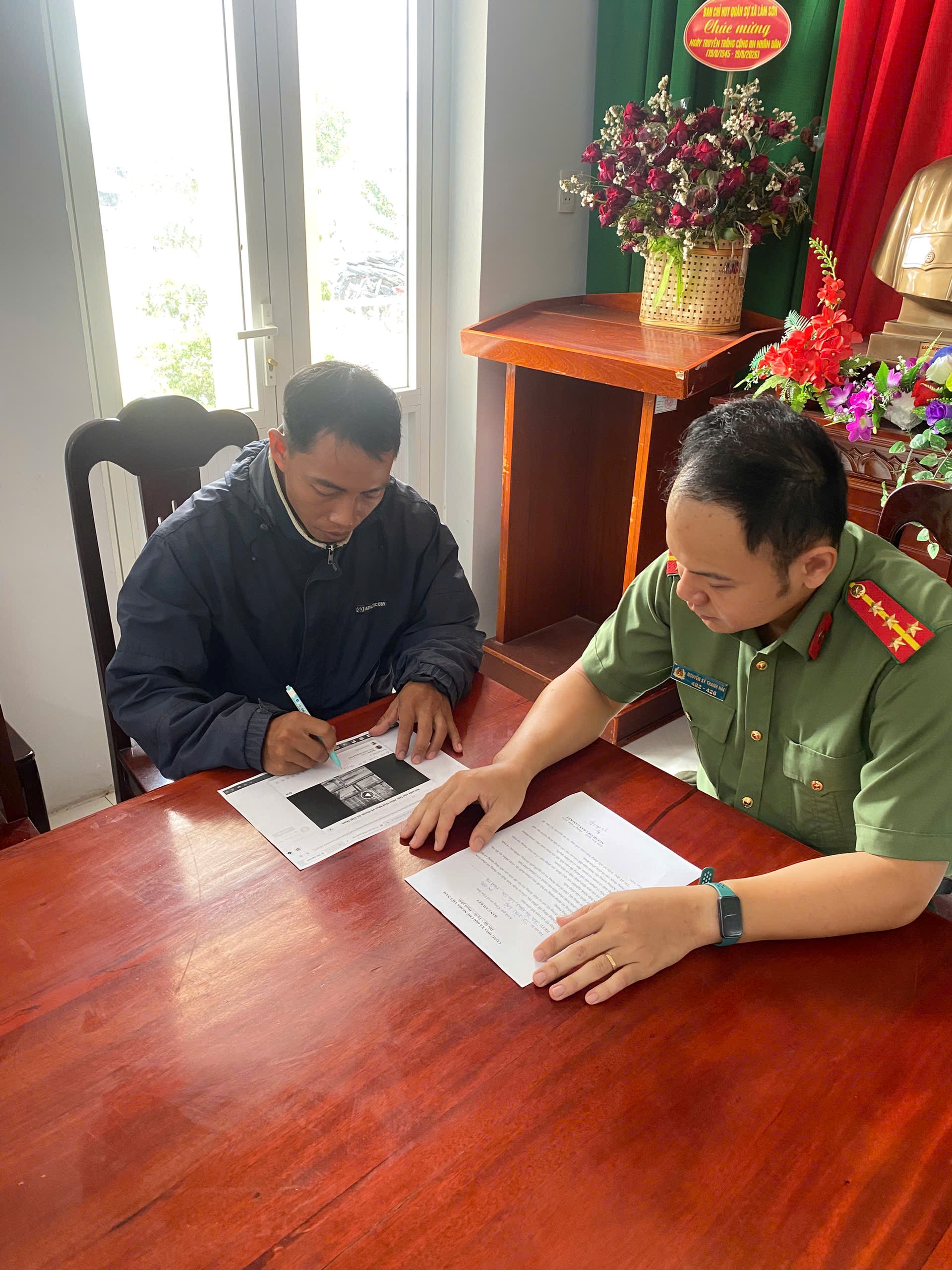 Công an xã Lâm Sơn tăng cường tuyên truyền, nhắc nhở không đăng tải, chia sẻ, bình luận nội dung xấu độc trên mạng xã hội