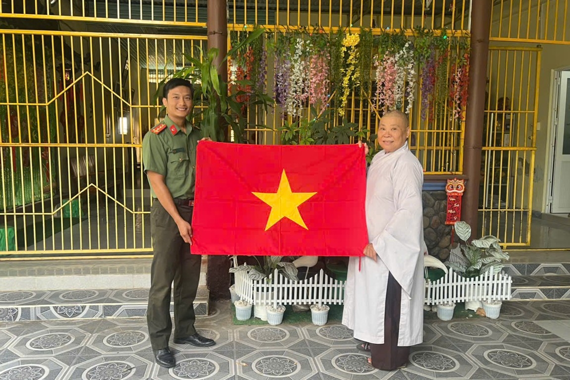 Công an xã Mỹ Sơn trao tặng cờ Tổ quốc, lan tỏa niềm tự hào Dân tộc
