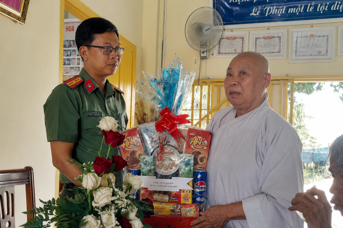 Công an xã Mỹ Sơn thăm, chúc mừng Chùa Phú Thạnh nhân mùa Vu Lan