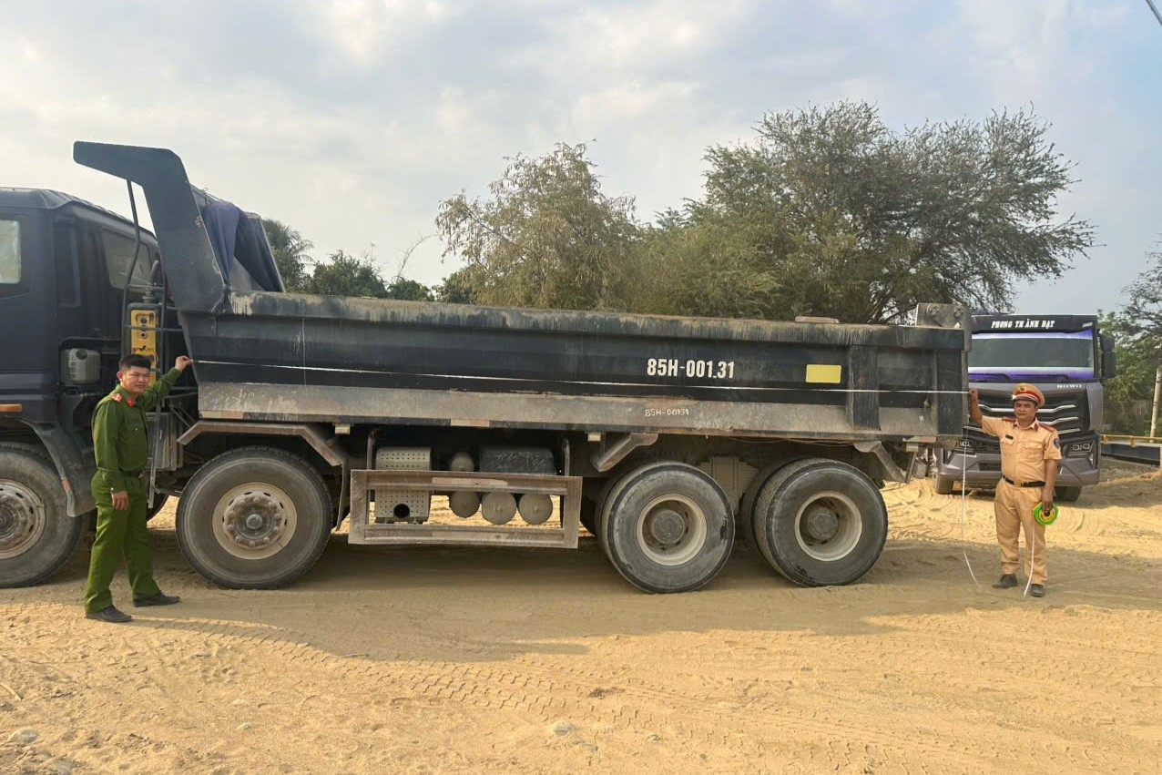 Công an xã Mỹ Sơn phối hợp rà soát, kiểm tra phương tiện ô tô tải tự đổ, xe sơ mi rơ moóc tự đổ có trọng tải từ 15 tấn trở lên, bảo đảm trật tự an toàn giao thông