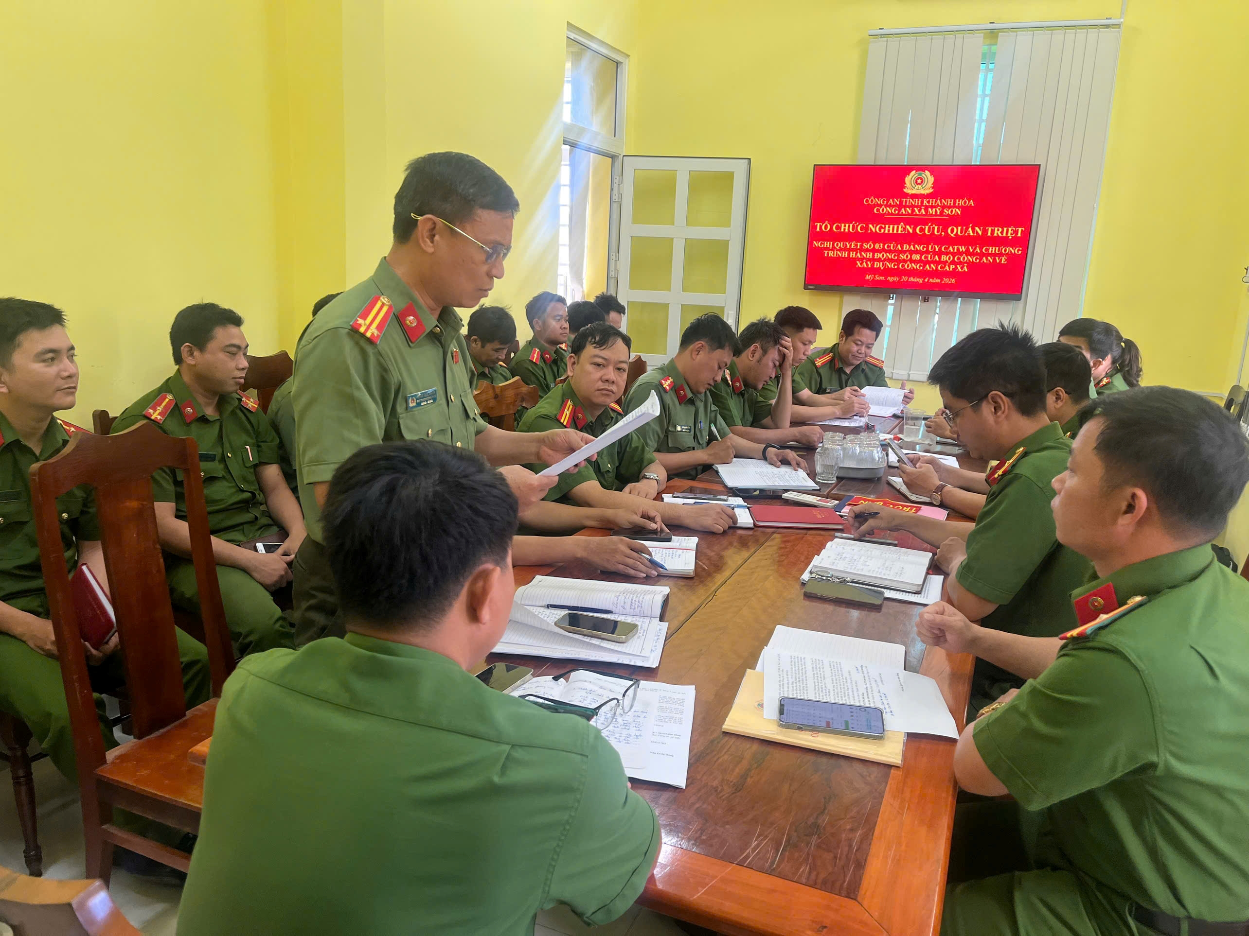 Nghiên cứu, quán triệt các văn bản về xây dựng Công an cấp xã