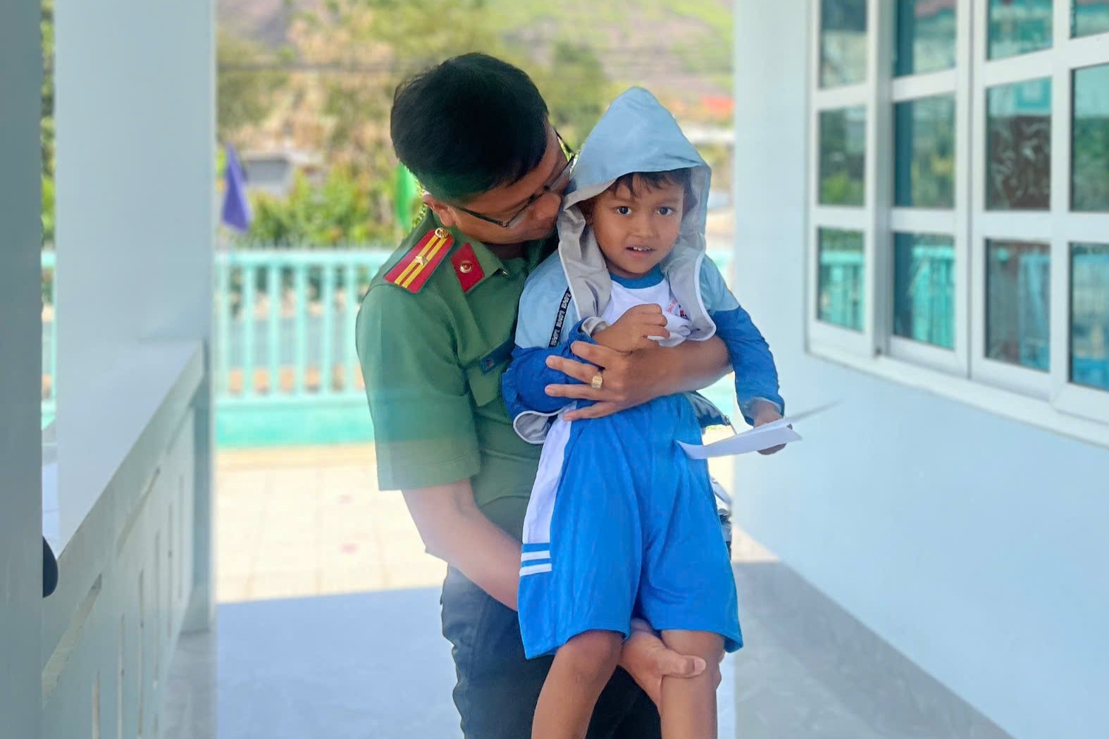 Công an xã Mỹ Sơn nhận đỡ đầu, tiếp sức đến trường cho 02 em nhỏ có hoàn cảnh đặc biệt khó khăn