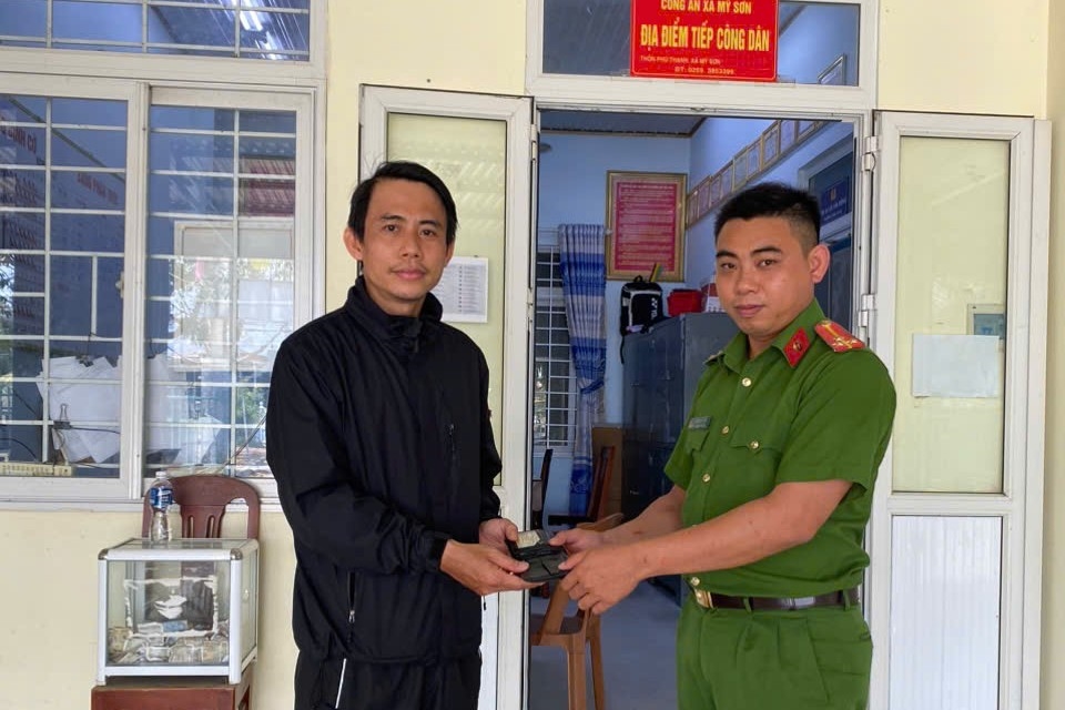 Nhanh chóng xác minh, trao trả tài sản bị đánh rơi cho người dân