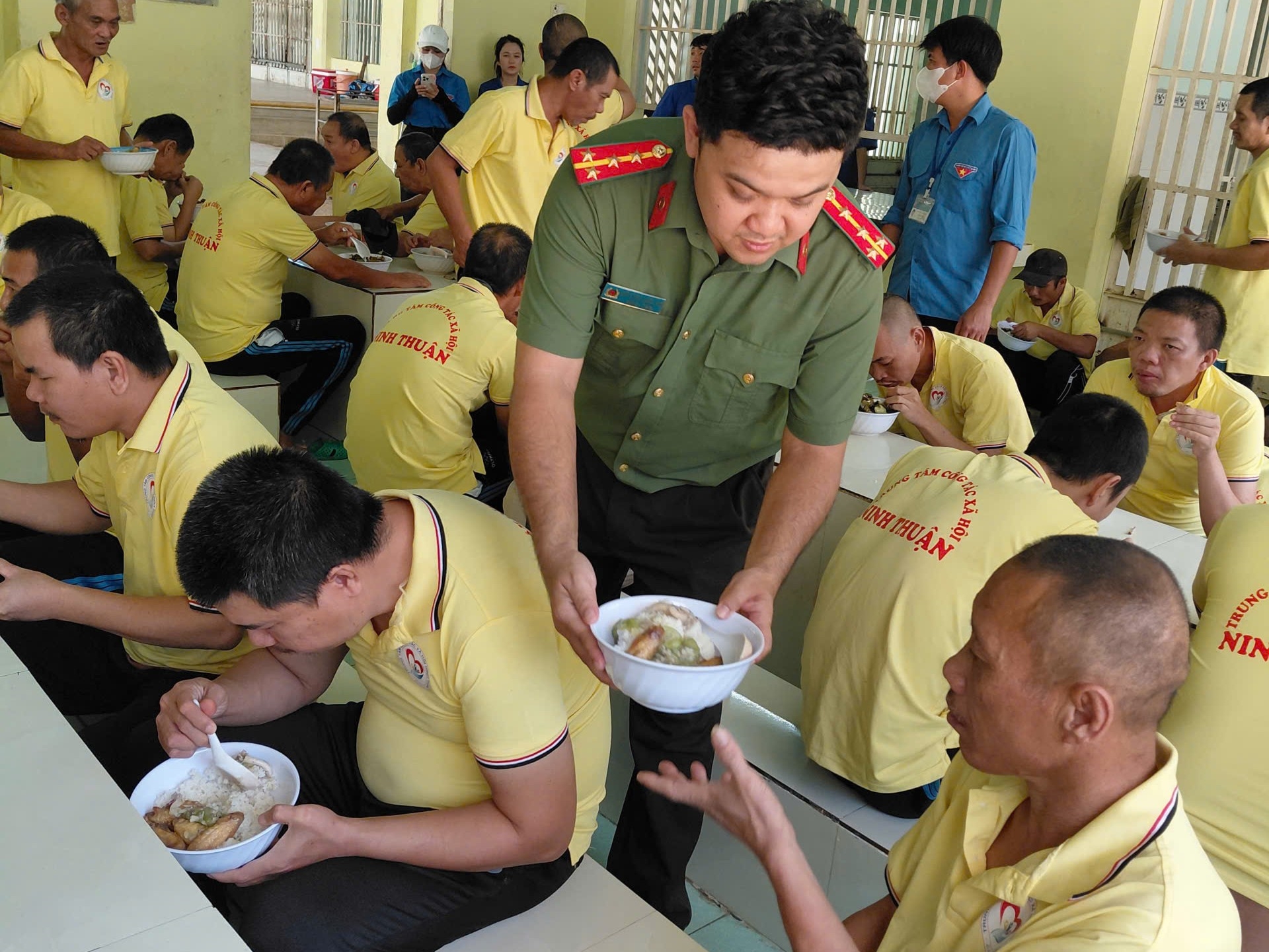 Công an xã Mỹ Sơn phối hợp tổ chức bữa cơm từ thiện tại Trung tâm Công tác xã hội Ninh Thuận