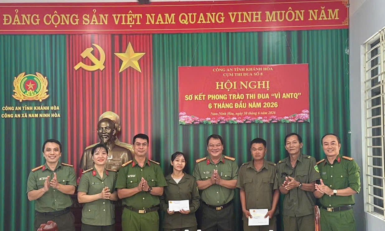 Lãnh đạo Công an tỉnh thăm, tặng quà lực lượng tham gia bảo vệ ANTT ở cơ sở xã Nam Ninh Hoà