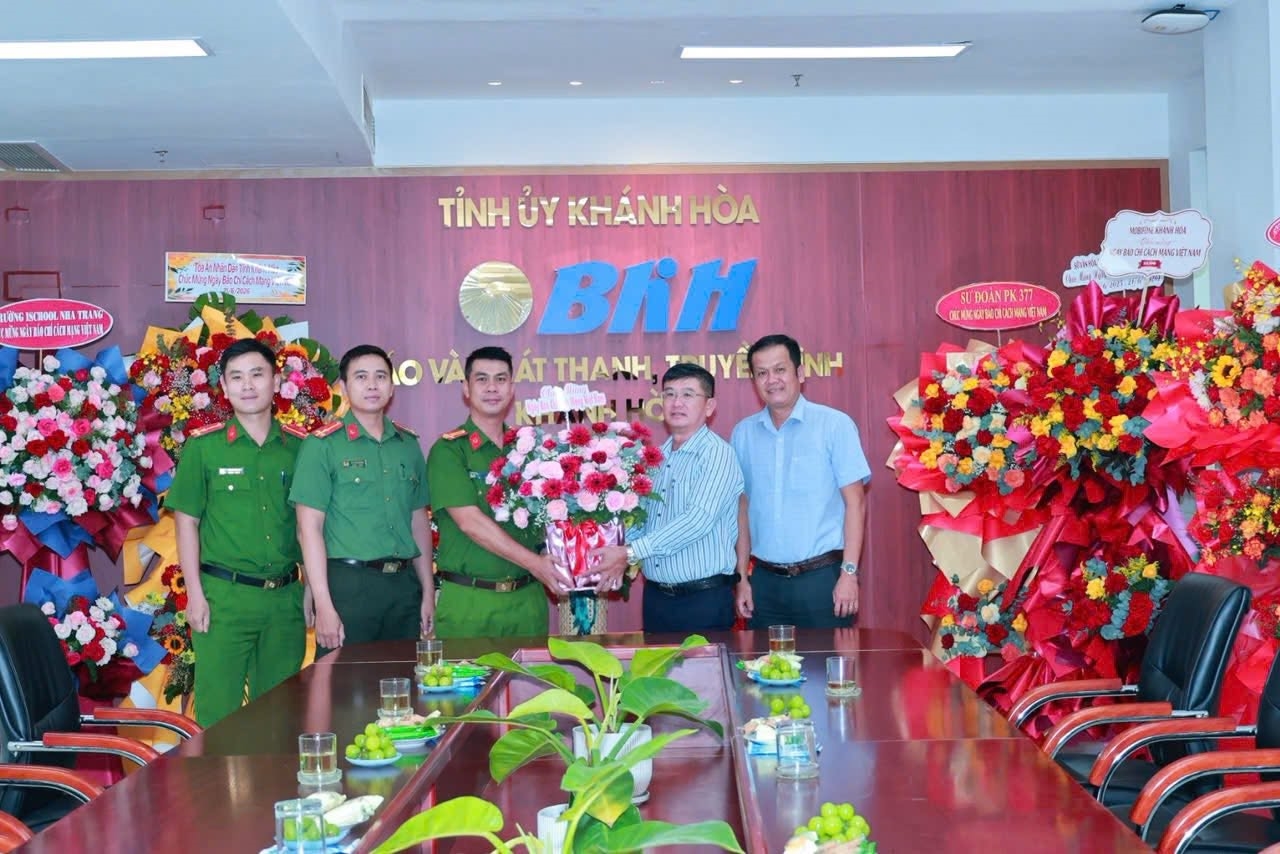 Công an xã Nam Ninh Hòa thăm, chúc mừng các cơ quan báo chí nhân Ngày Báo chí Cách mạng Việt Nam