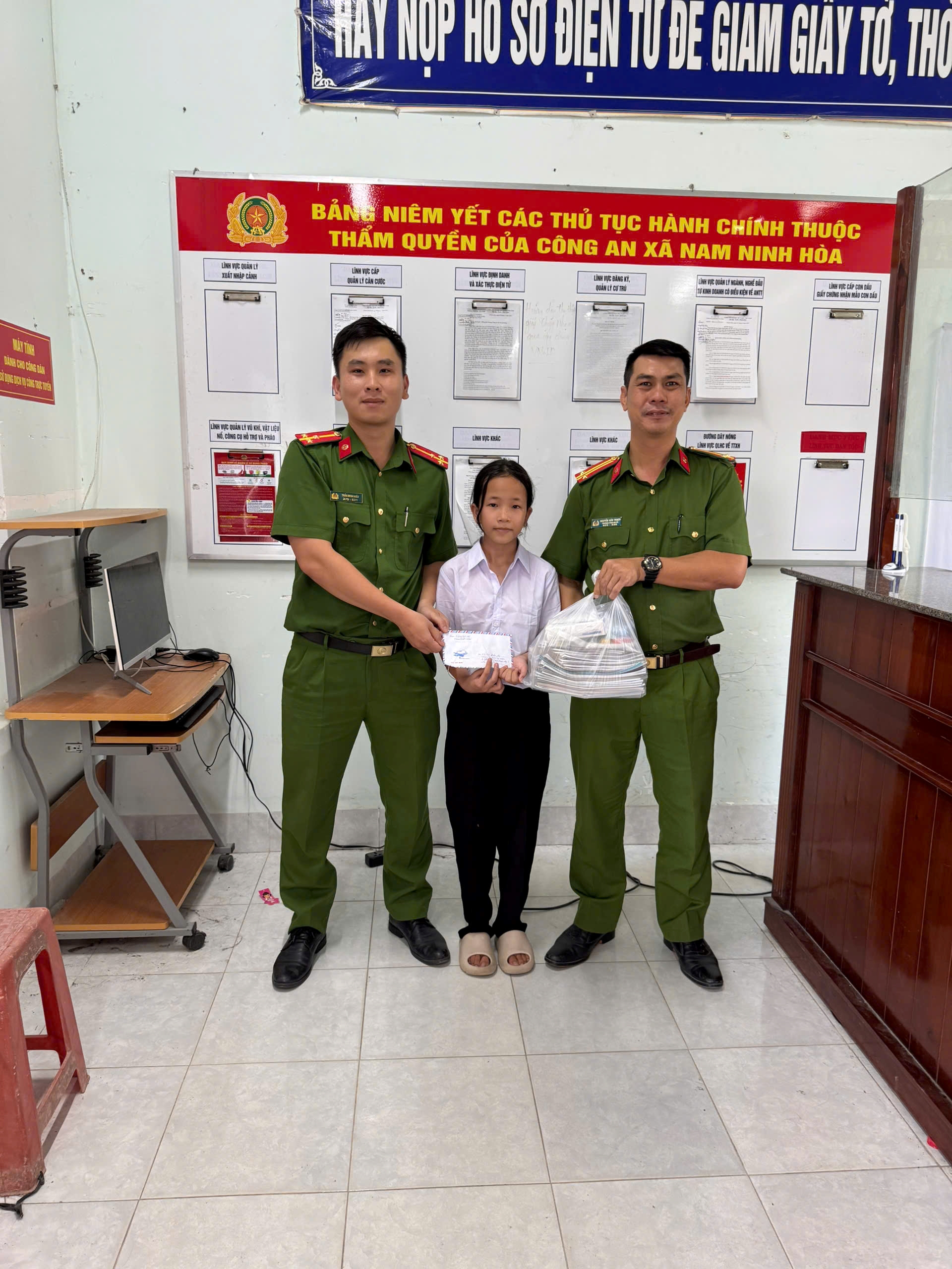 Công an xã Nam Ninh Hòa hỗ trợ cấp thẻ Căn cước và trao quà cho học sinh có hoàn cảnh khó khăn