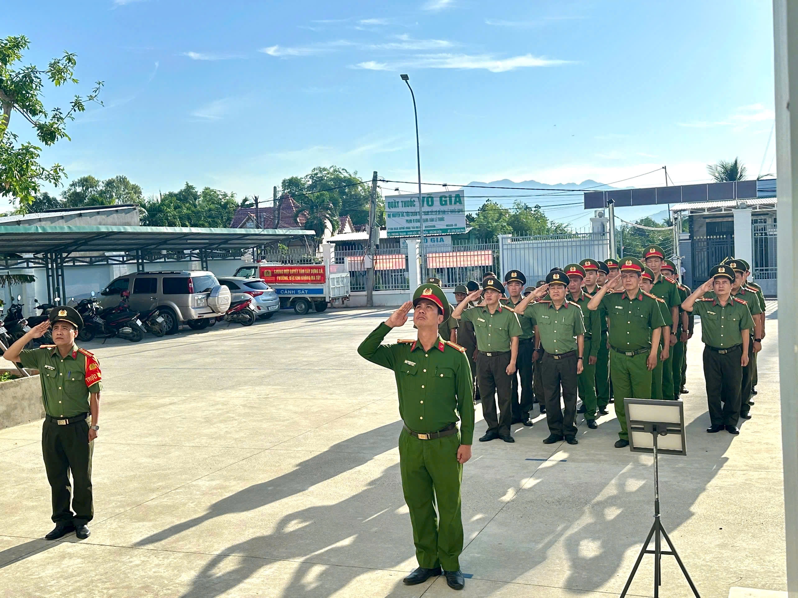 Công an xã Nam Ninh Hòa tổ chức Lễ chào cờ đầu tháng 8 năm 2026